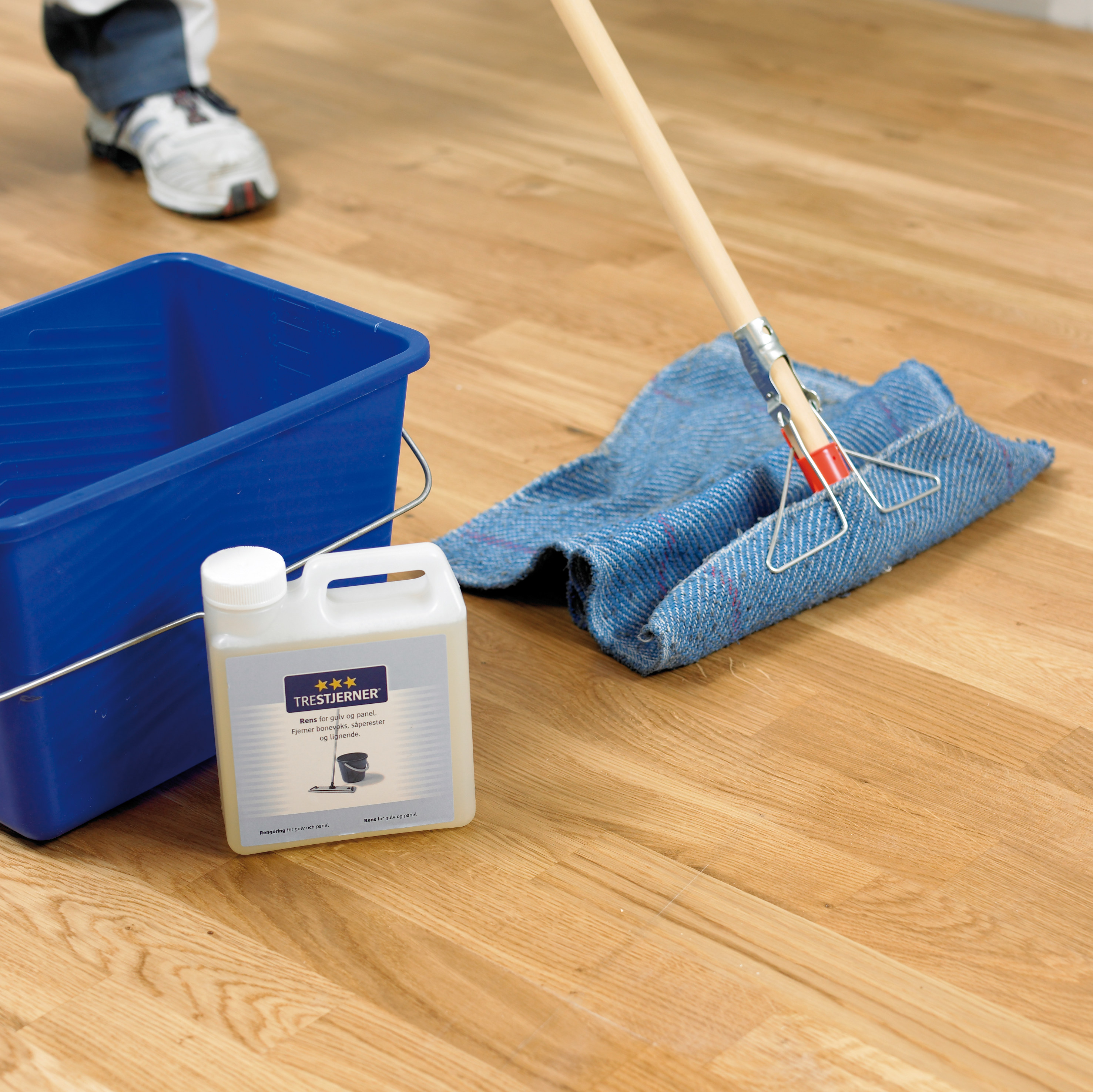 N&aring;r rommet er ryddet er det klart for &aring; rense gulvet. La det t&oslash;rke noen timer f&oslash;r neste steg.