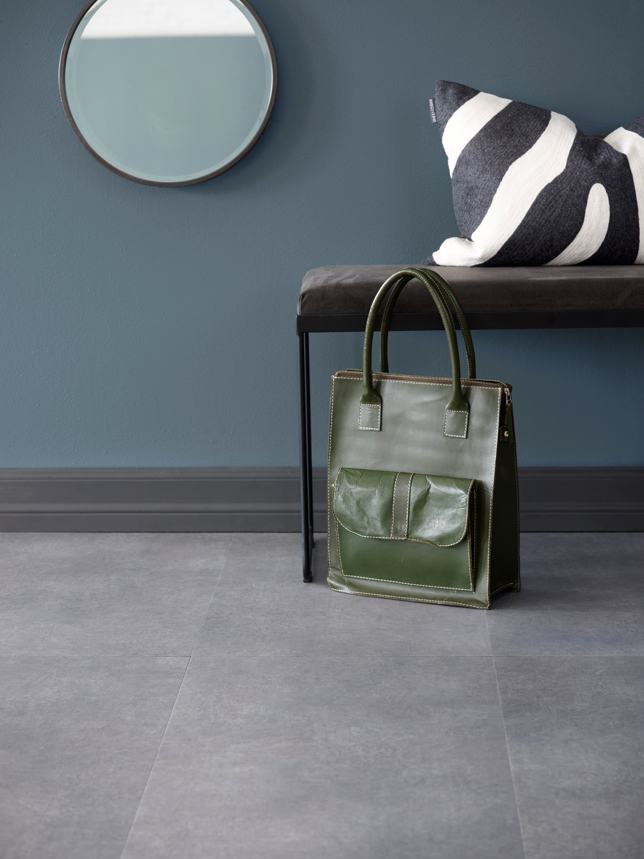 De betonglignende flisene her er klikkvinyl.