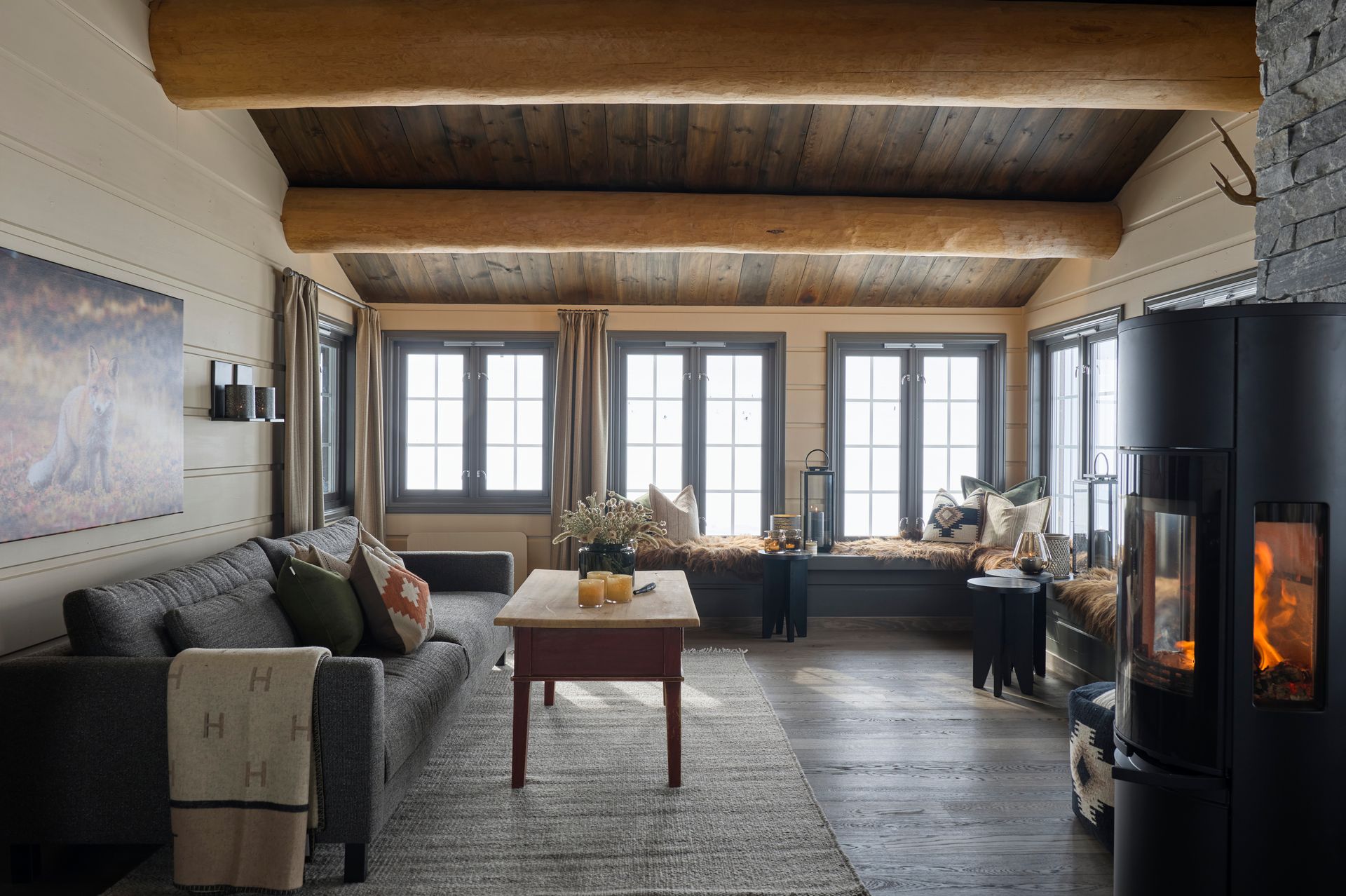 mørk stue tre hyttestil vinduer