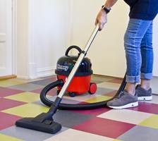 <b>TØRT:</b> Støvsuger eller tørrmopp er best egnet til å holde gulvet rent. (Foto: Mari Rosenberg/ifi.no)