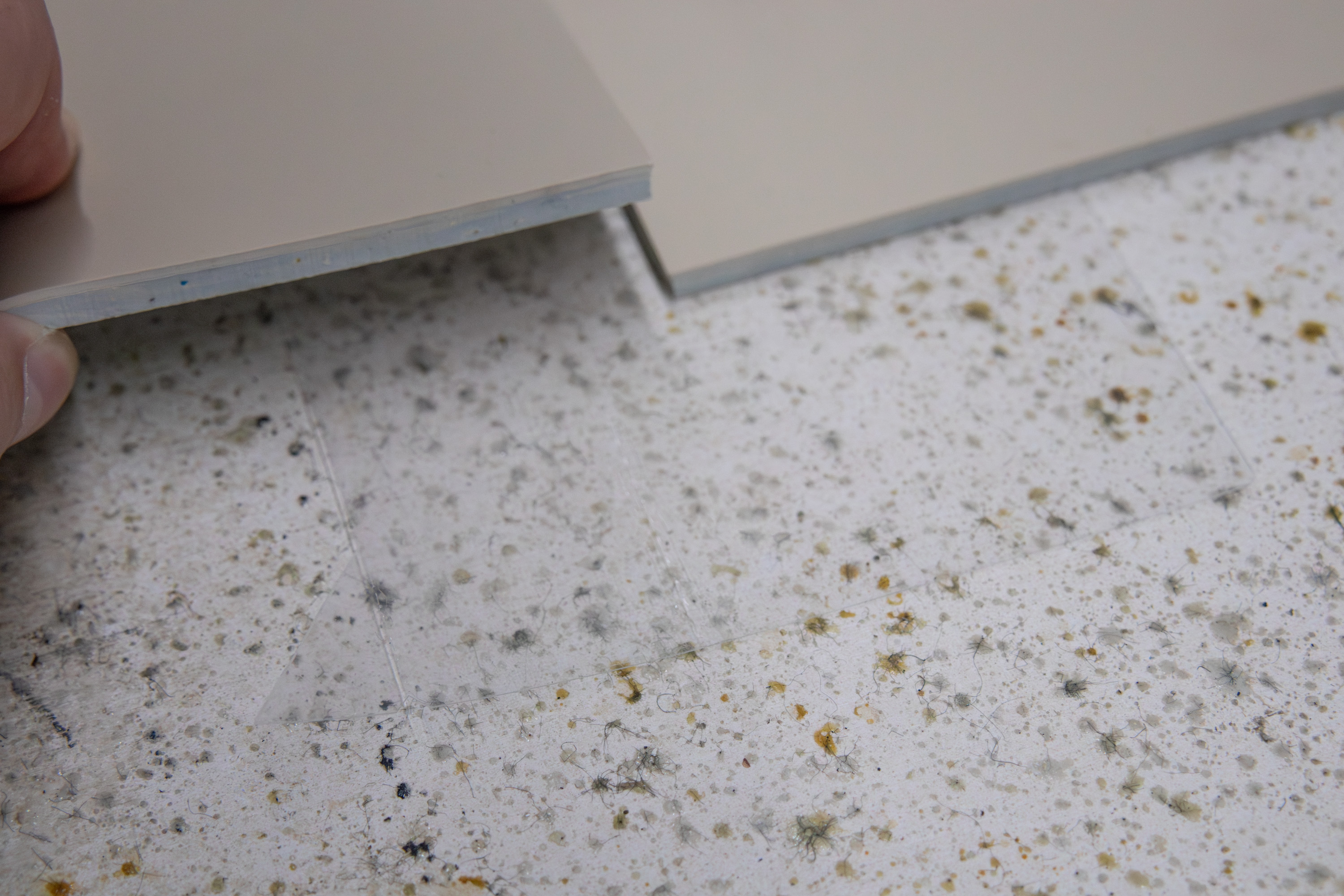 legging av gummifliser med tape