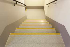Trapper skal tåle mange trinn over lang tid. Med ferdige trappetrinn i gummi er trappen like fin om 30 år.