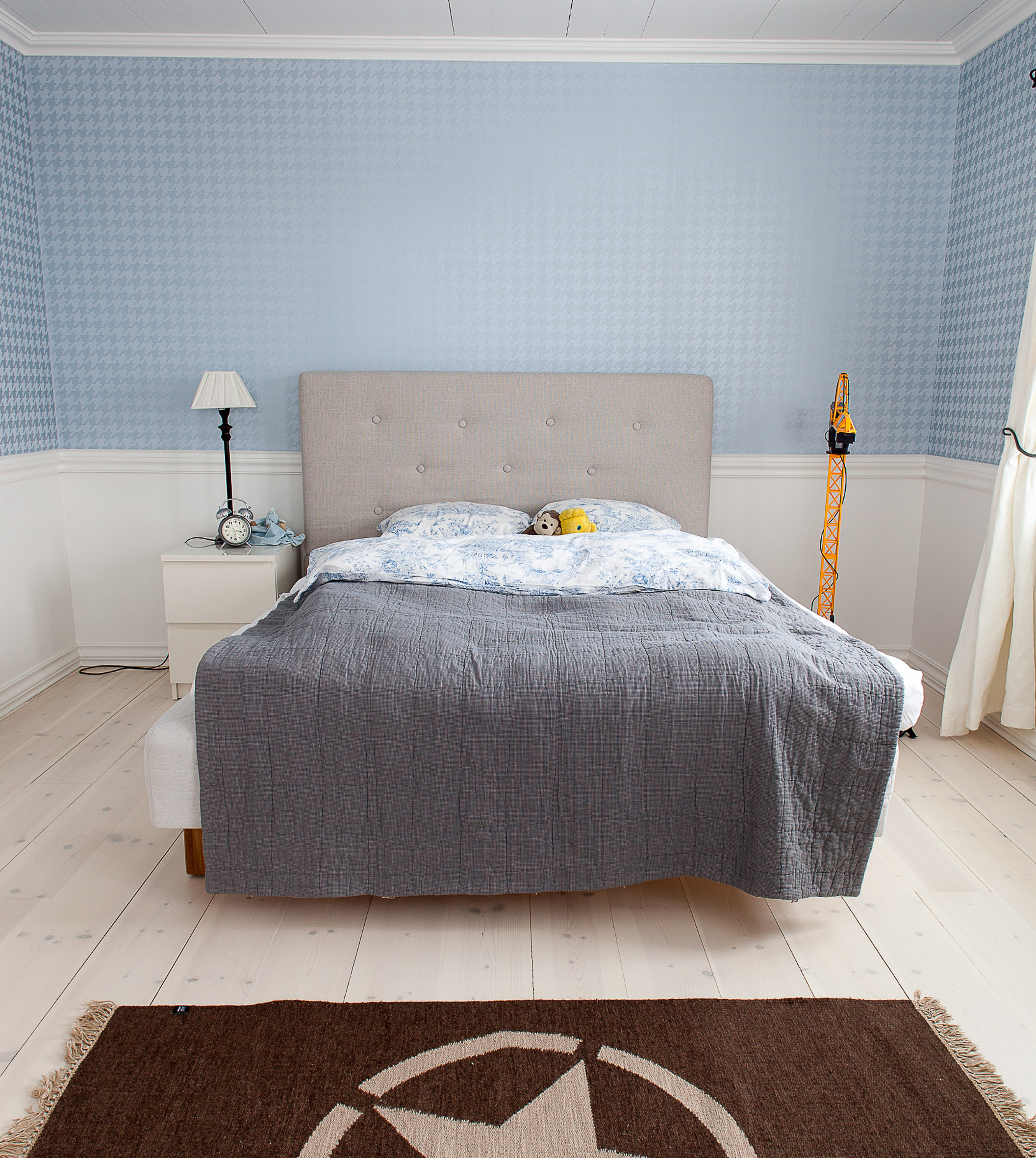 Brystningen er beholdt og hvitmalt mot det stilige tapetet. Eieren av heisekranen har fått stor seng – litt å vokse i!