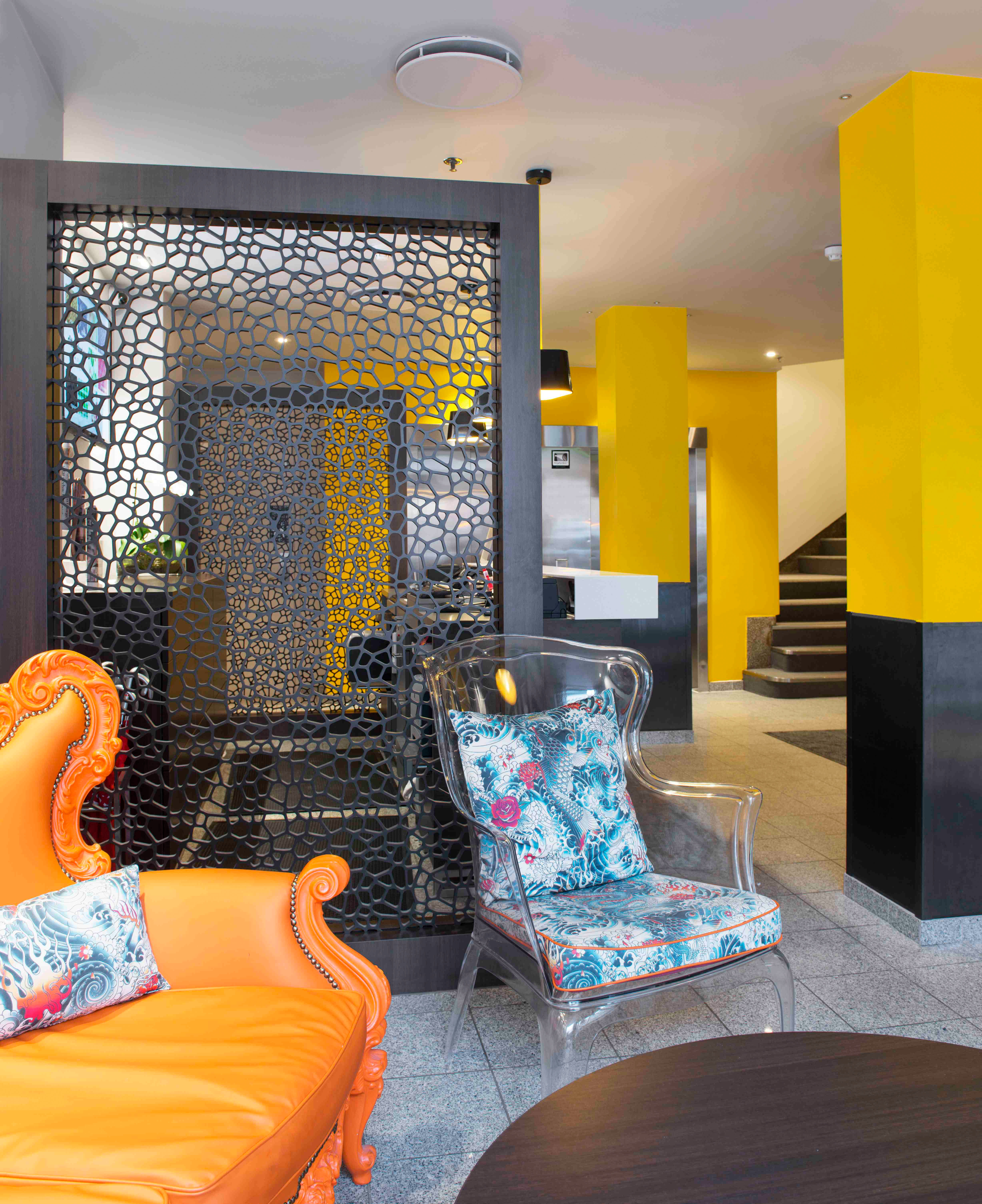 I resepsjonen på Thon Hotel Gyldenløve forteller form, farge og materialer at dette er et moderne og urbant designhotell.