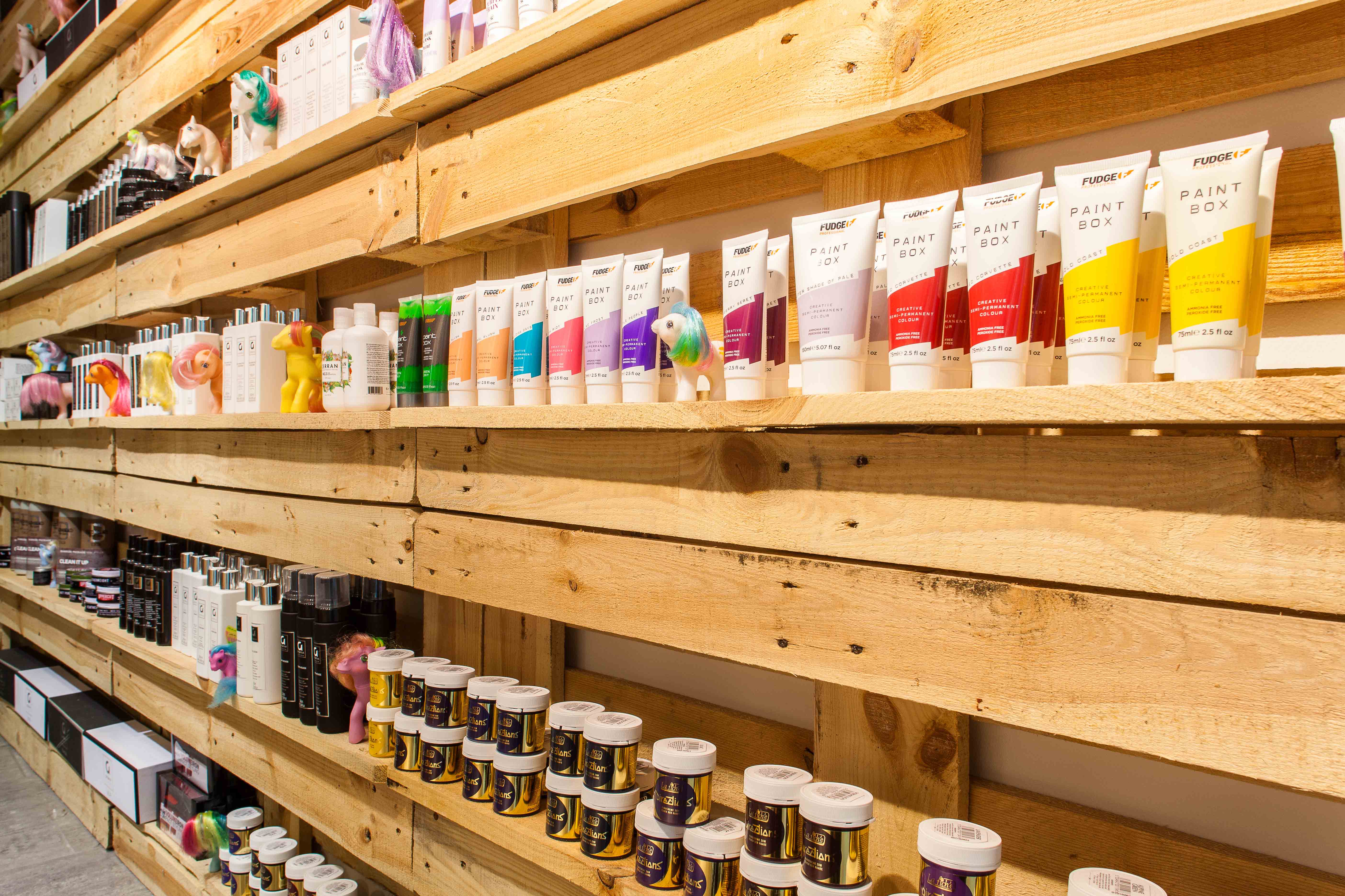 FARGER: H2 er en fargerik virksomhet. Det ville Talseth og Husby vise.