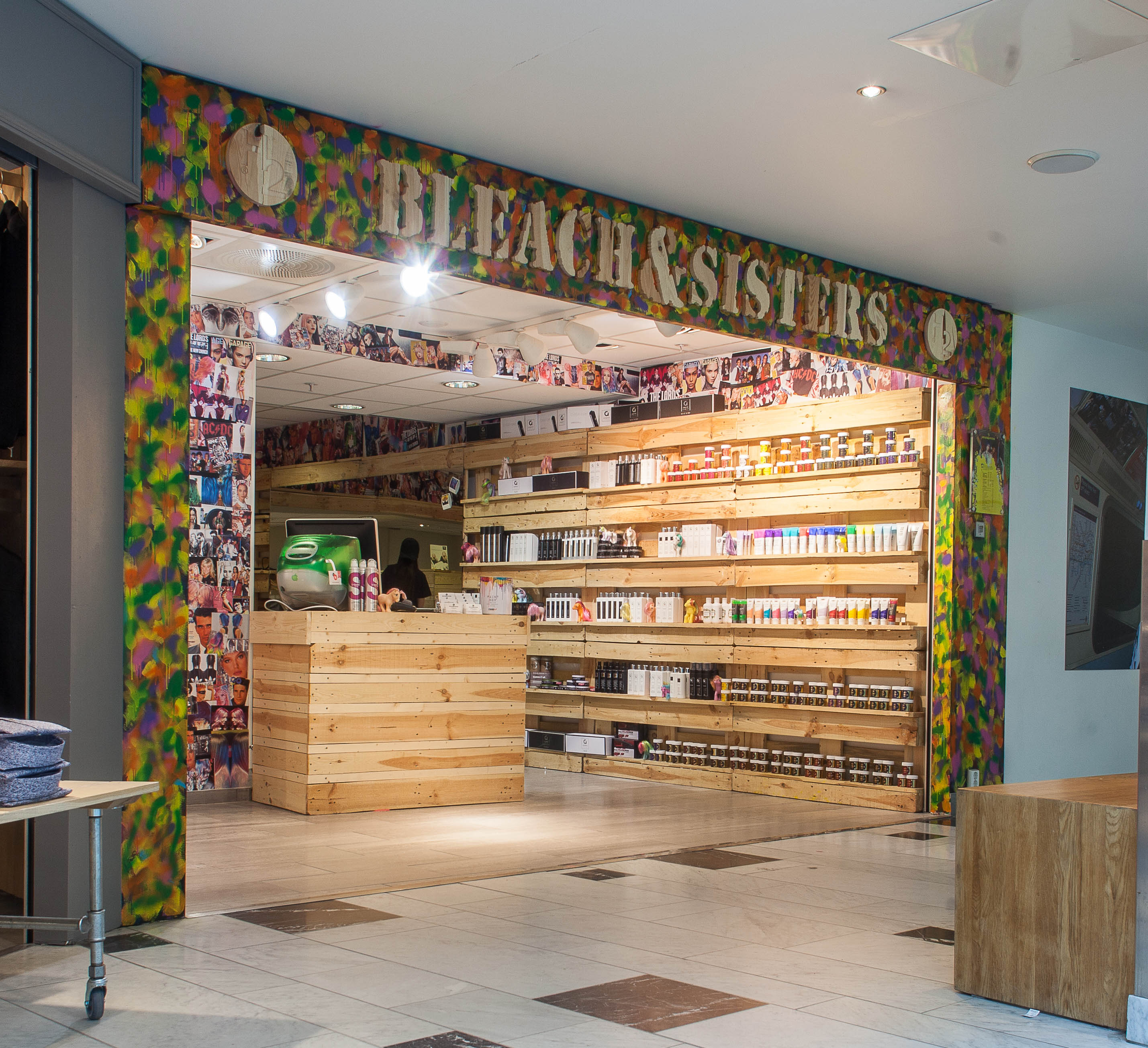 FRISK FRIS&Oslash;R: Malerne hos Talseth og Husby har skapt en spektakul&aelig;r fasade hos H2 Fris&oslash;r p&aring; Mercursenteret i Trondheim.