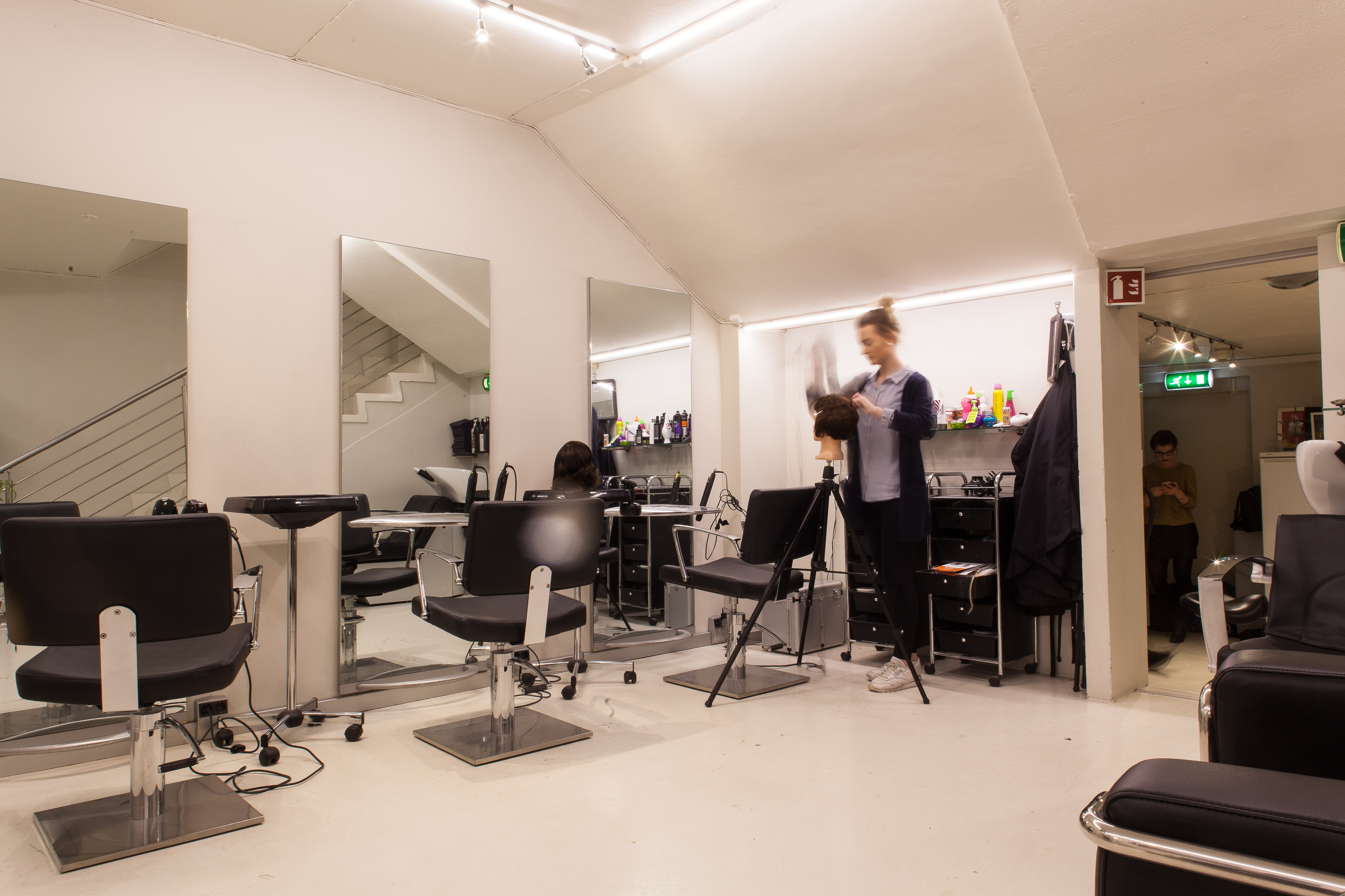 I salongen i Nordregate har de et eget bruderom. De lyse veggene og det lyse taket gir salongen et klassisk uttrykk.