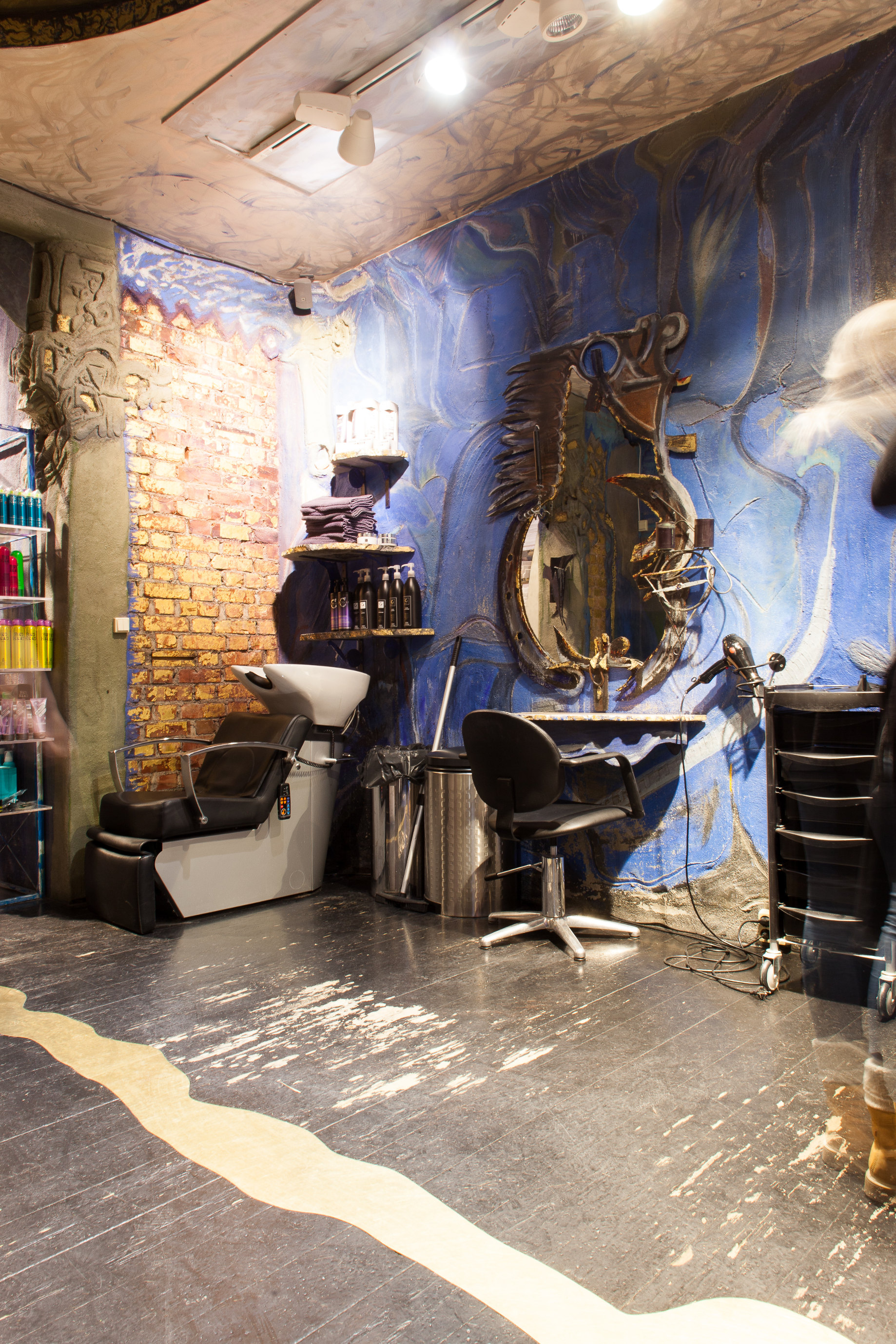 I KtoM-salongen har kunstner He Marli og designer Arnt Wåberg stått for mye av utsmykkingen. Inspirert av en gammel norsk isoleringsmetode, er det blant annet murt inn hår i veggene.