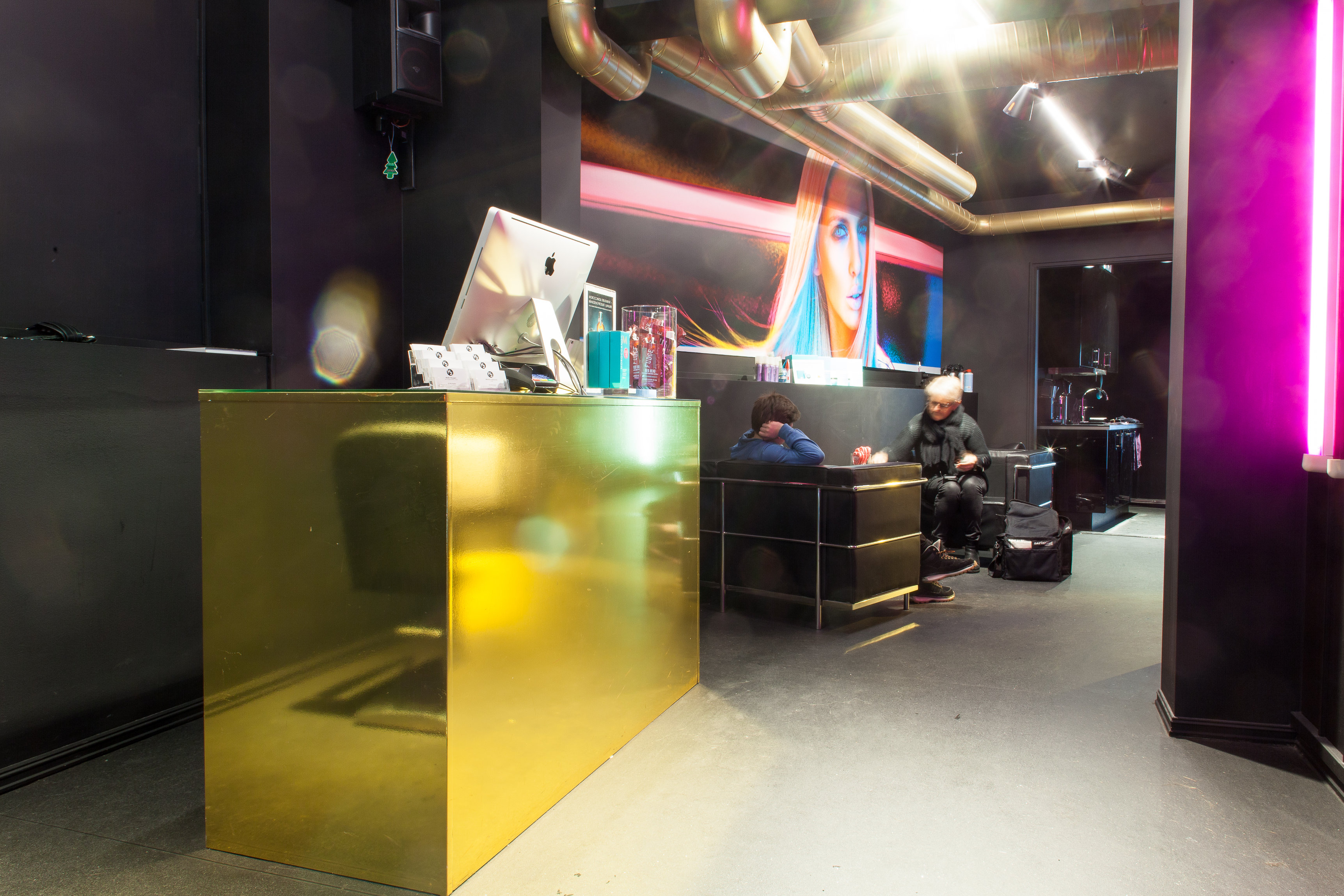 Med sortmalte vegger, gulv og tak, og detaljer i neonfarger, tiltrekker salongen i Munkegata seg en yngre kundeskare. Her kommer de som vil ha kreative innspill til hårklippen.