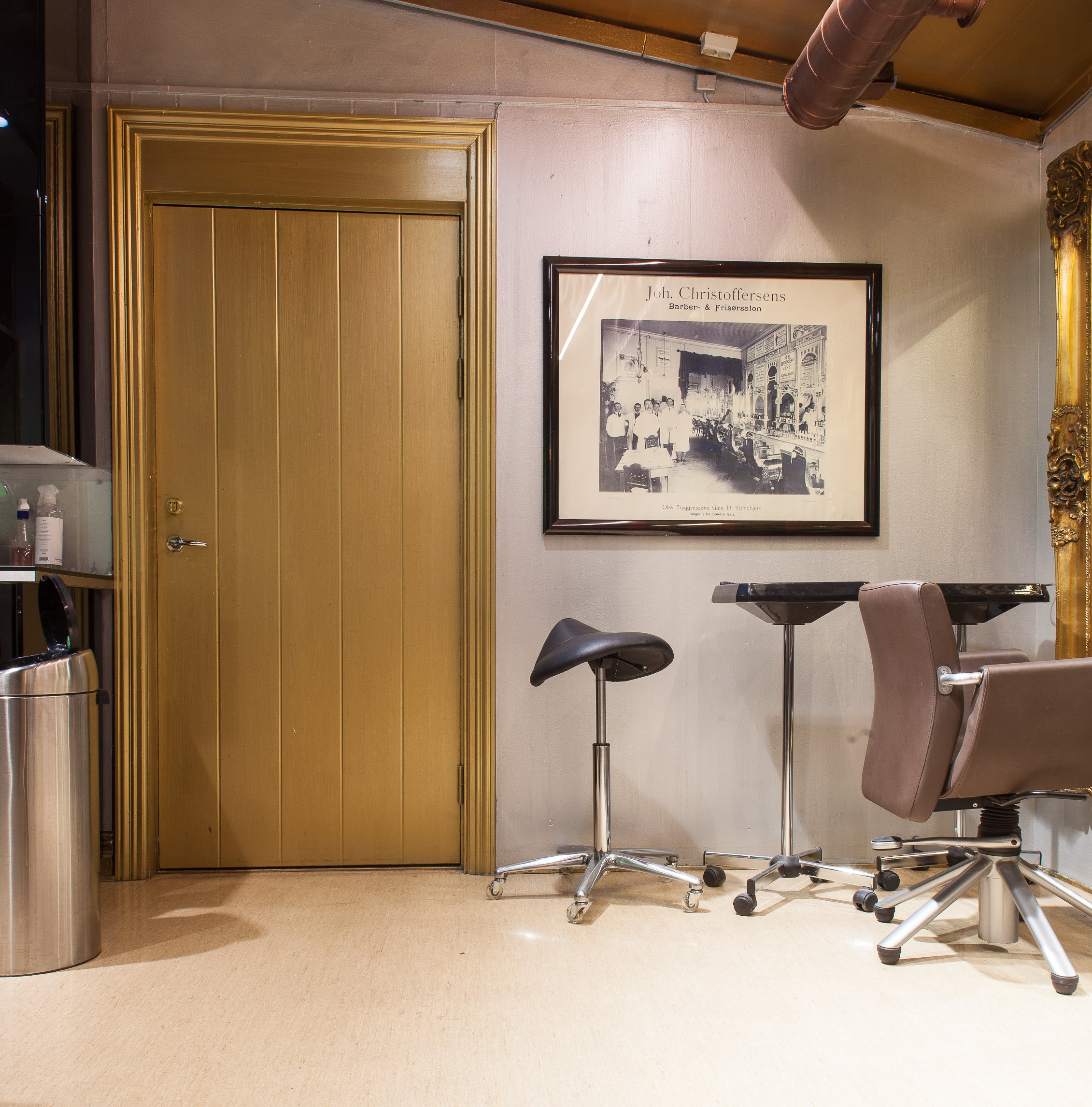 I 2000 åpnet H2 en salong i London. Da salongen, som lå i Portobello Road i Notting Hill, ble lagt ned, tok H2 med seg impulser og inspirasjon fra området tilbake til Norge, og åpnet H2 Portobello i Trondheim. Interiøret gjenspeiler den bohemske stilarten