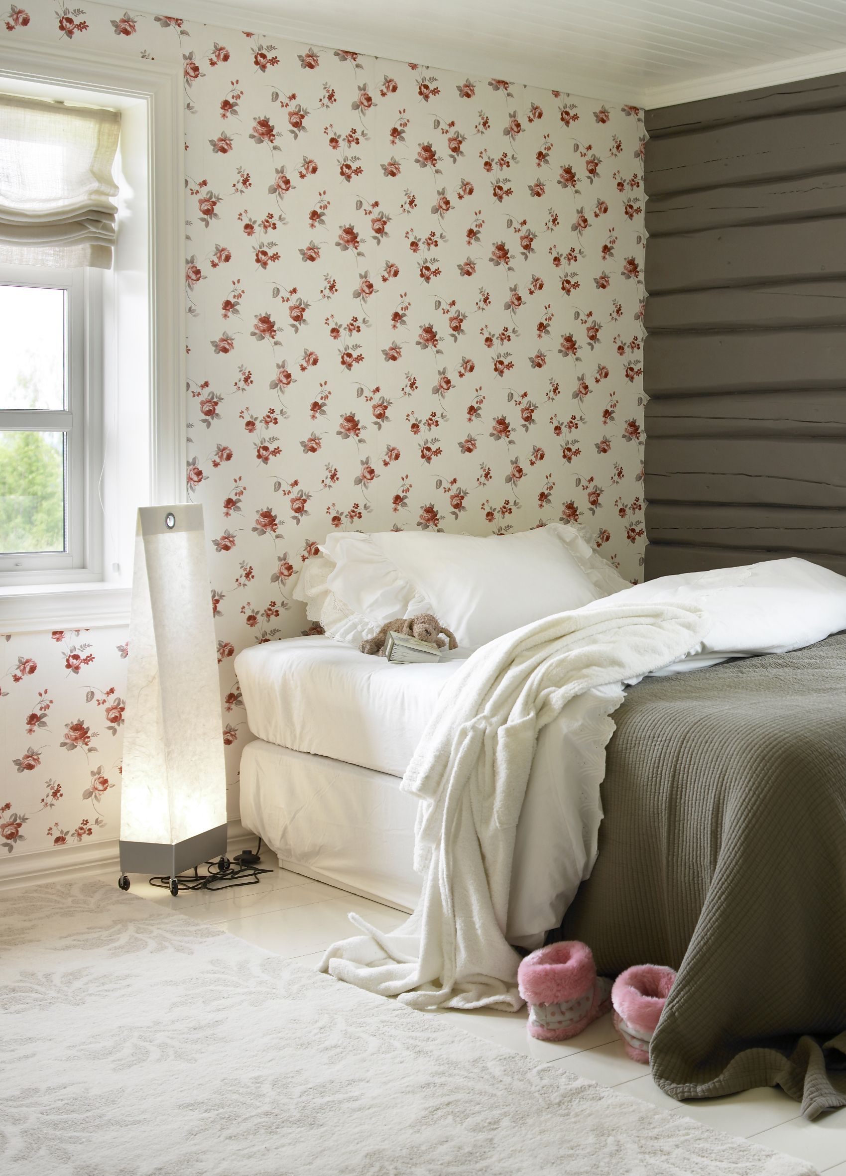 Romantiske drømmer – halvblankt tømmer, farge S 5005-Y50R, i skjønn forening med blomstene på tapetet (utgått, se finndintapet.no for alternativ). 