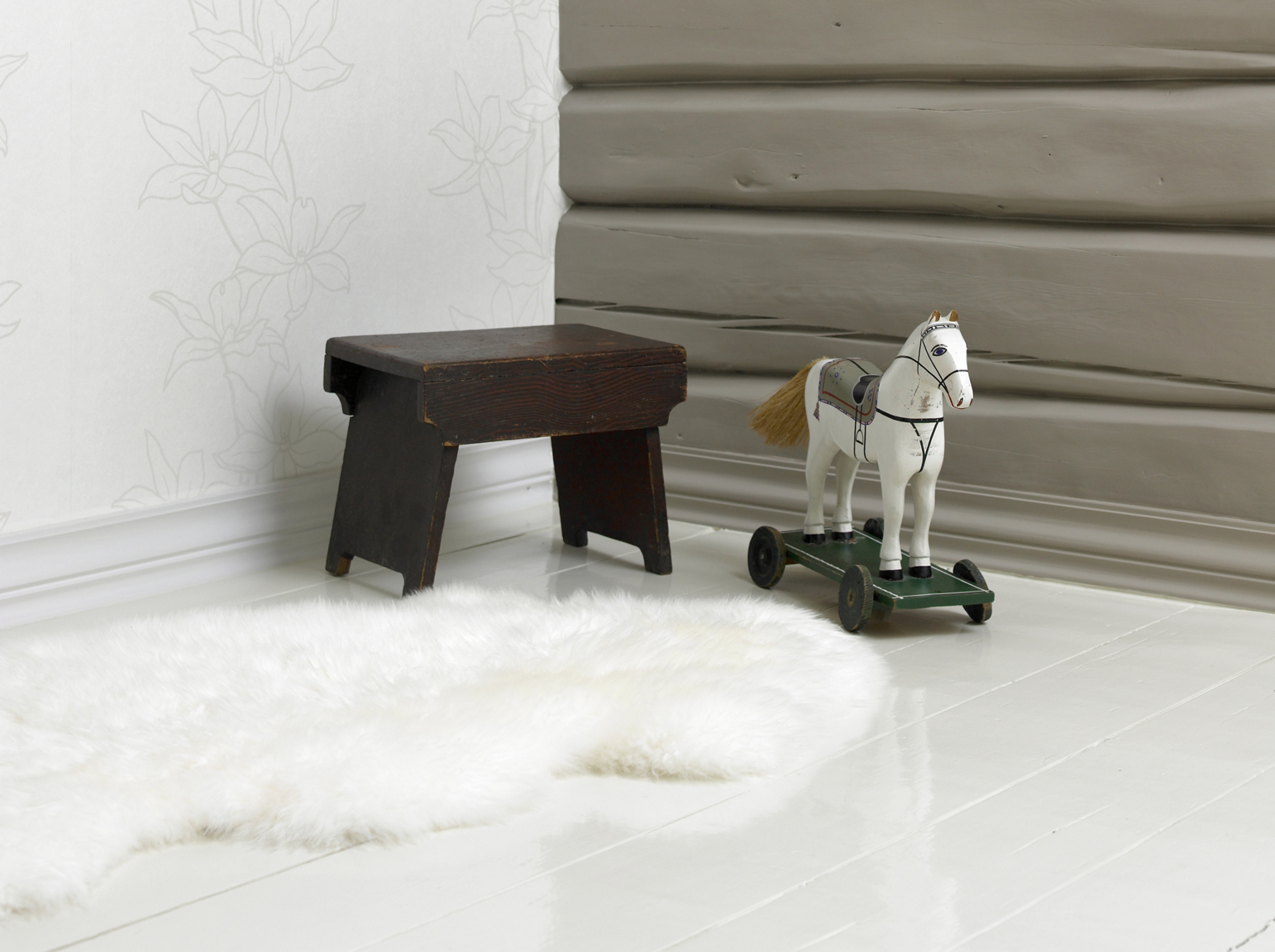 Blomsterranker i forsiktige farger (utgått, se finndintapet.no for alternativ) er delikat mot den kraftige veggen i farge S 5005-Y50R og det blanke gulvet (farge Bleksopp 209, Beckers). 