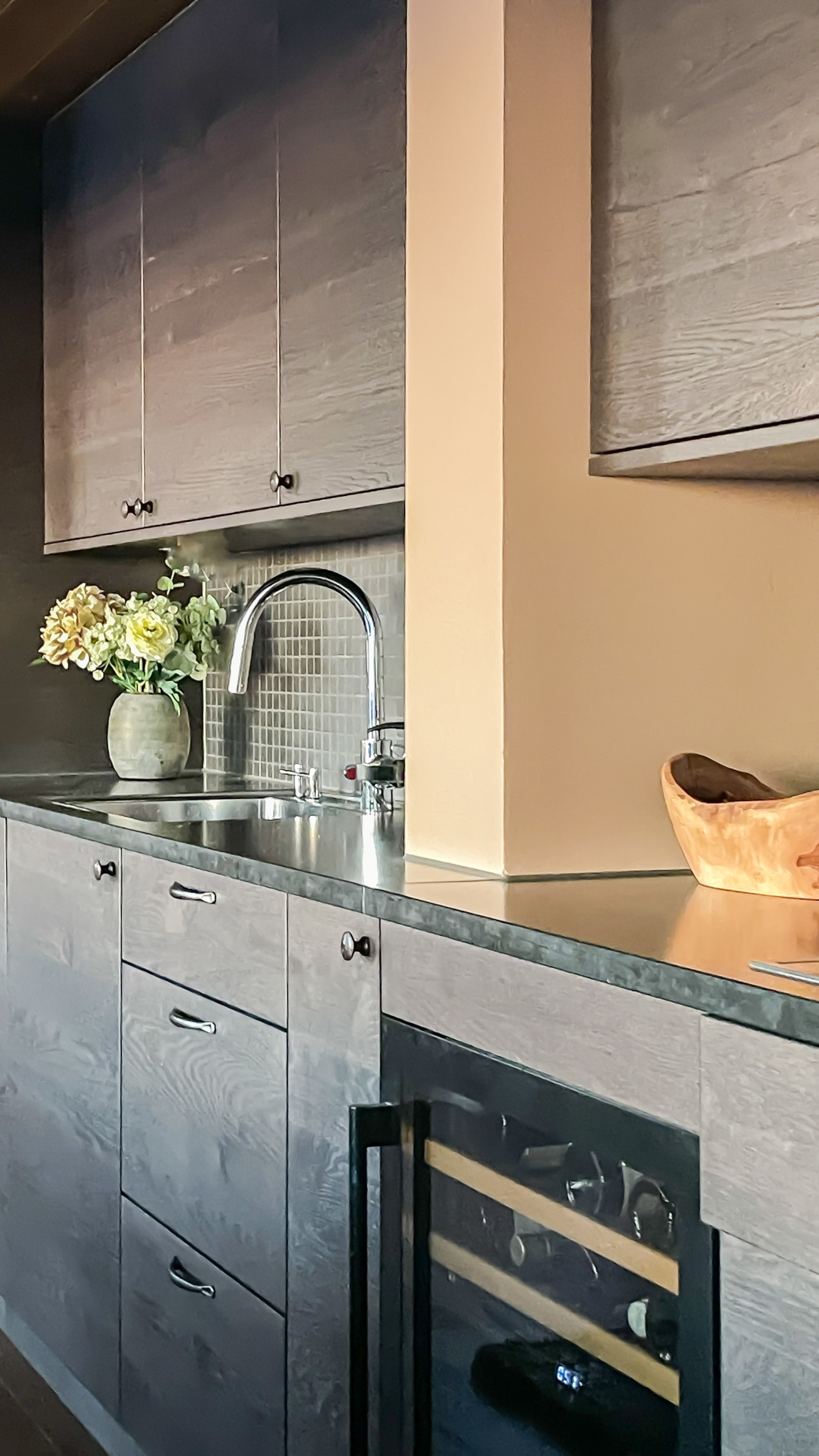 kjøkken grå skapdører