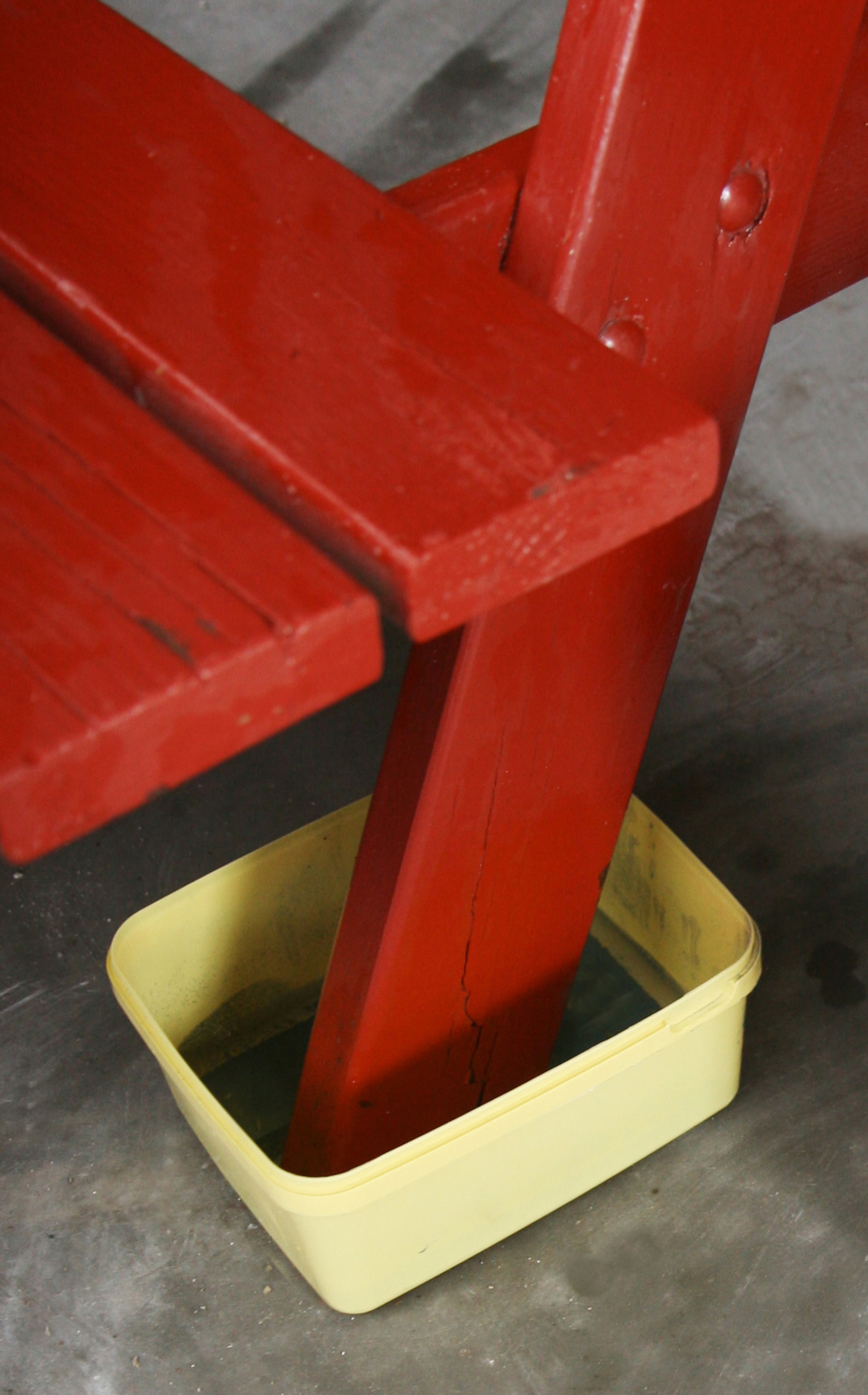 gul plastboks rød stol