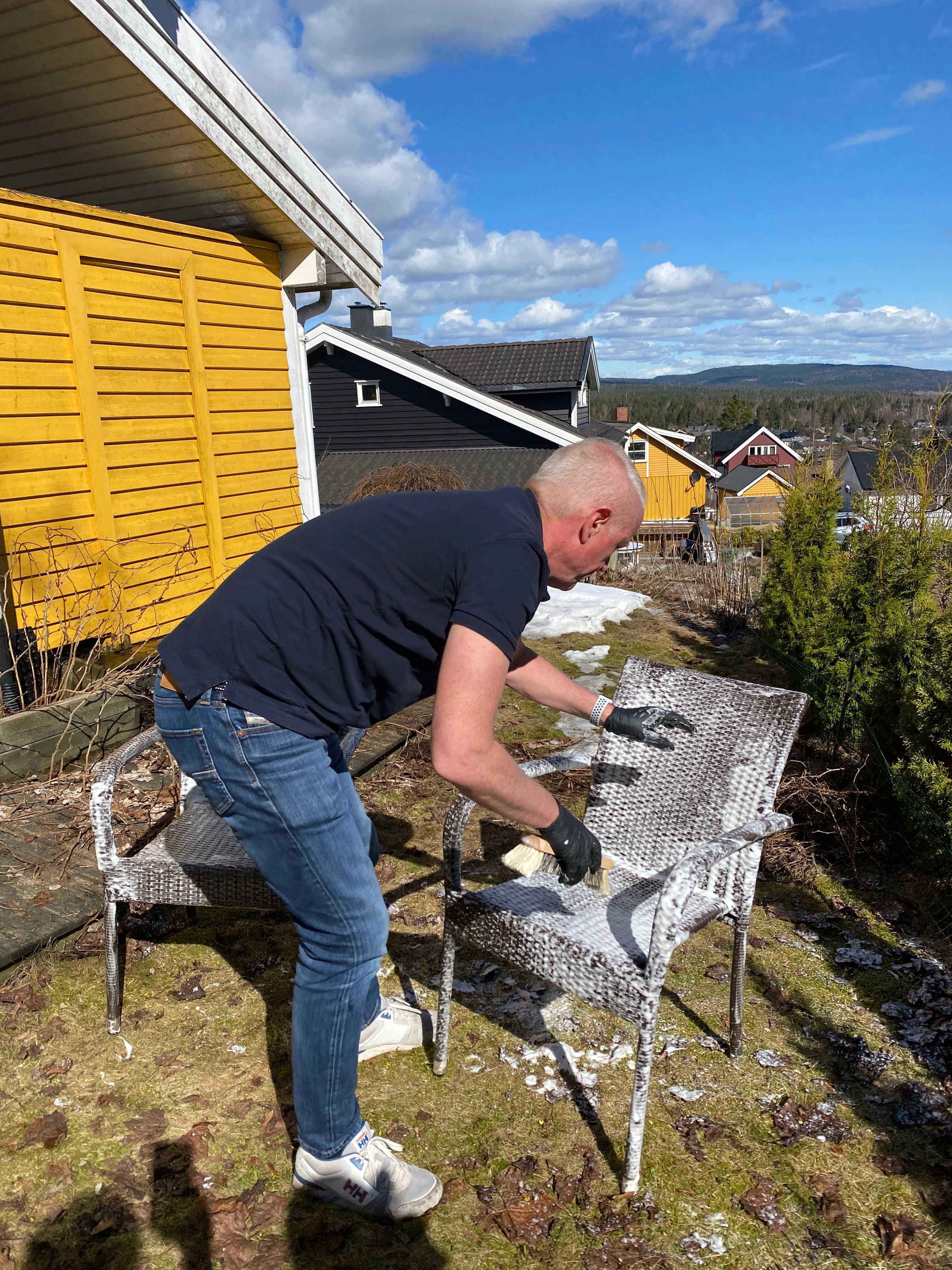 gult hus mann snø sol hagestol såpe