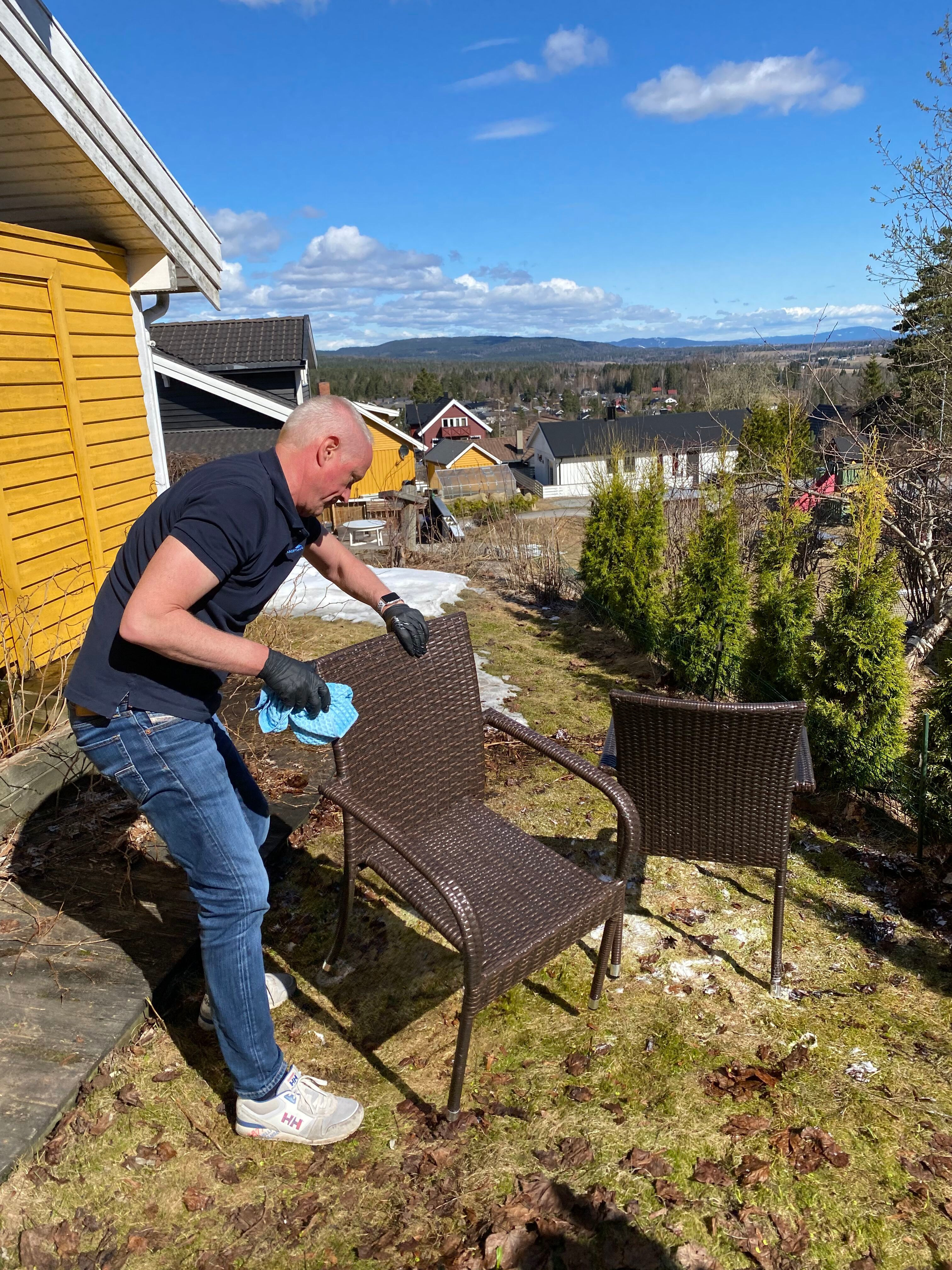 gult hus blå himmel mann stol