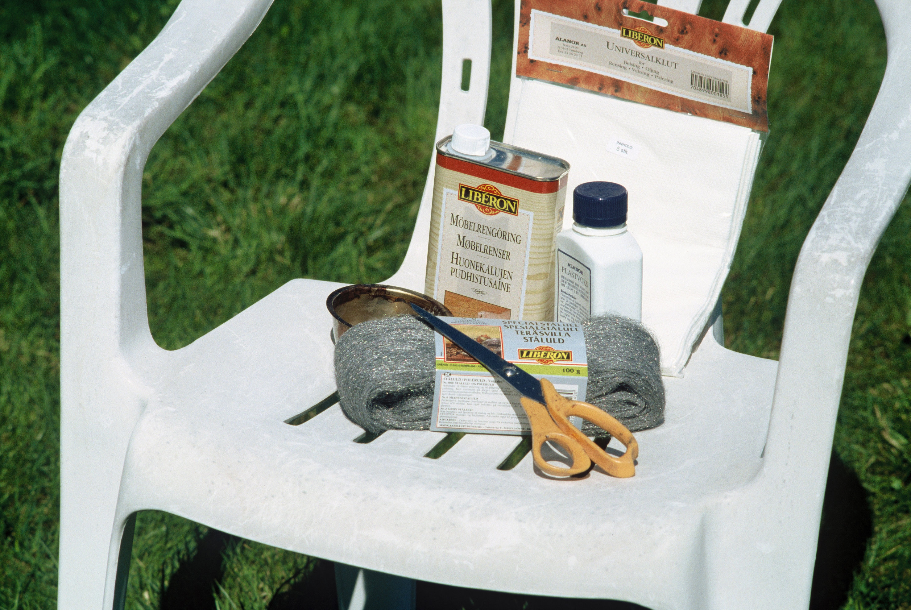 Møbelrens som egentlig er laget for tre, fungerer ypperlig når plastmøblene skal få tilbake glansen