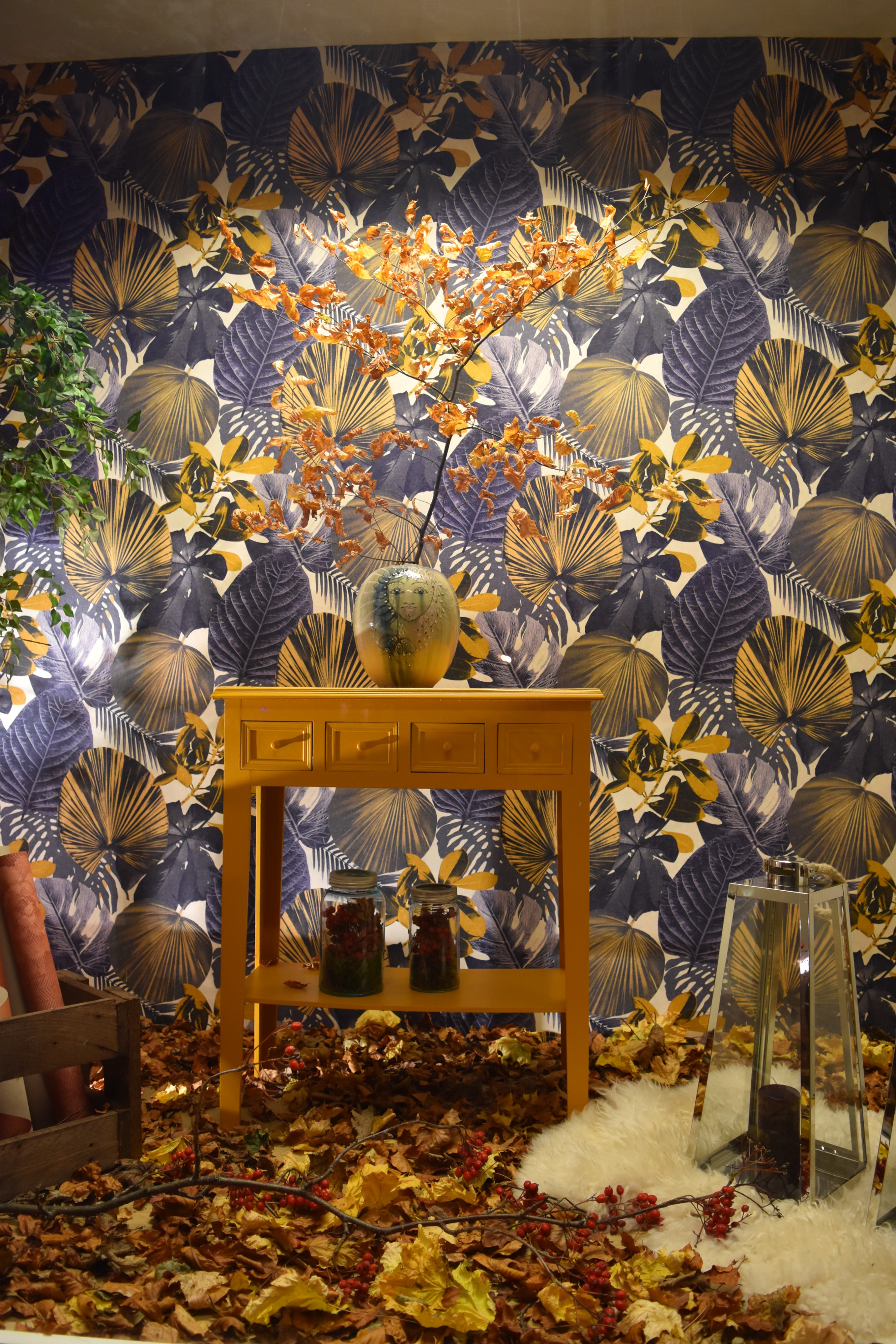 PÅ UTSTILLING: I Halden er det konkurranse om å ha de fineste vinduene. Halden Farvehandel satser alltid på medalje.