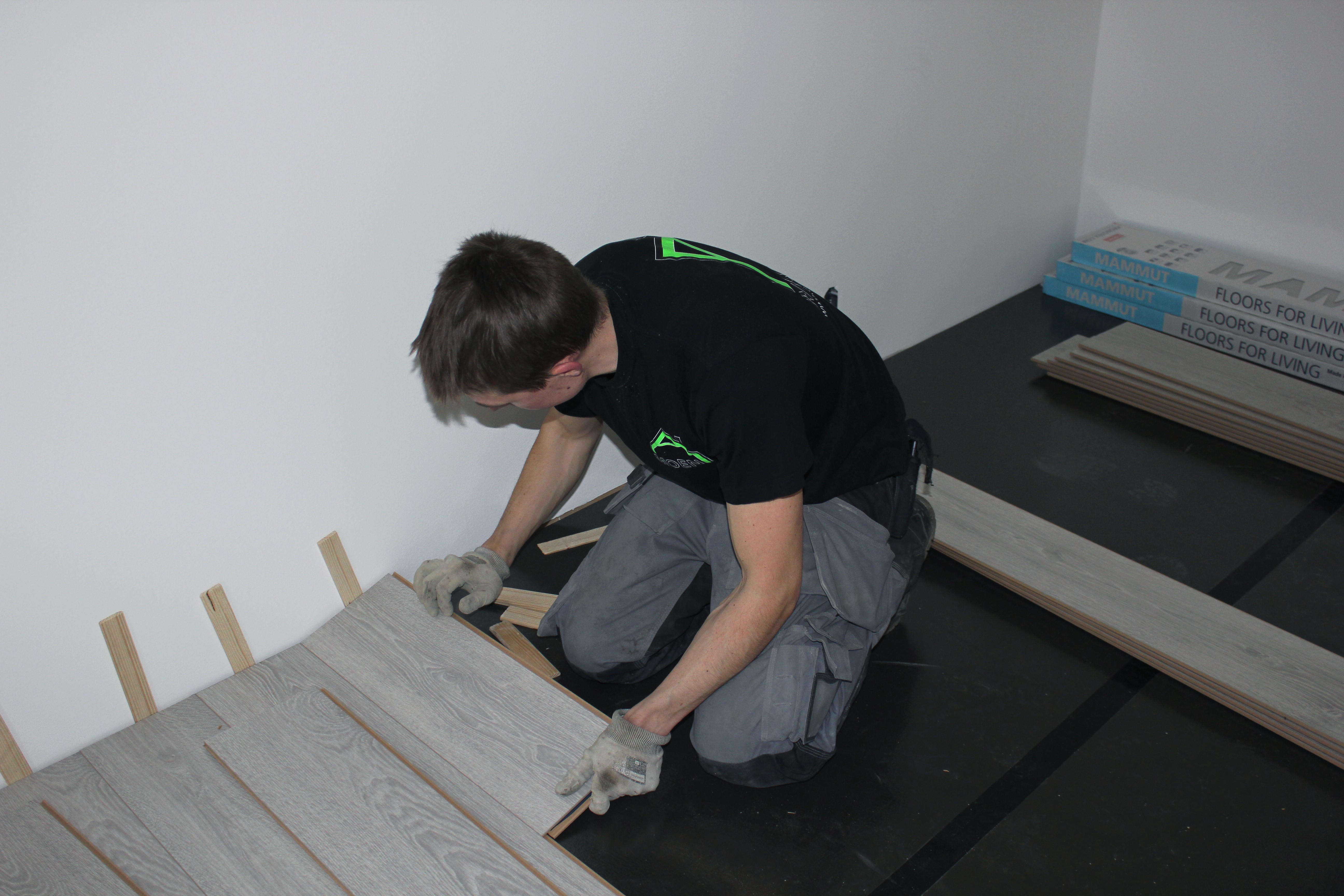 Gulvet legges med cirka 10 millimeters avstand til alle vegger.