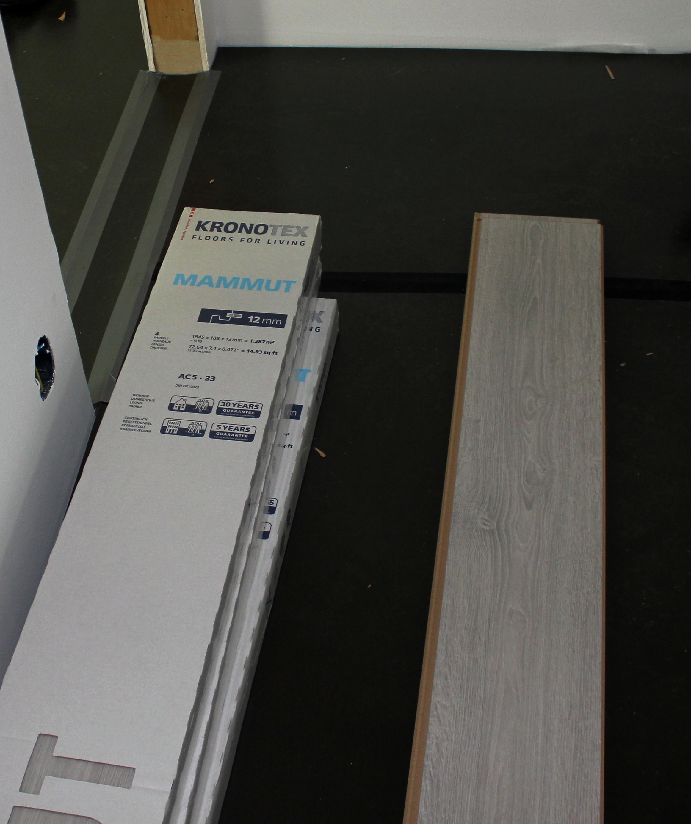 Pakkene &aring;pnes etterhvert som gulvet legges.