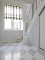 Ved å lage en diagonal i rommet ved hjelp av sjakkruter, viser vi vei mot trappen, uten å stjele all oppmerksomhet. Foto: Espen Grønli/ifi.no