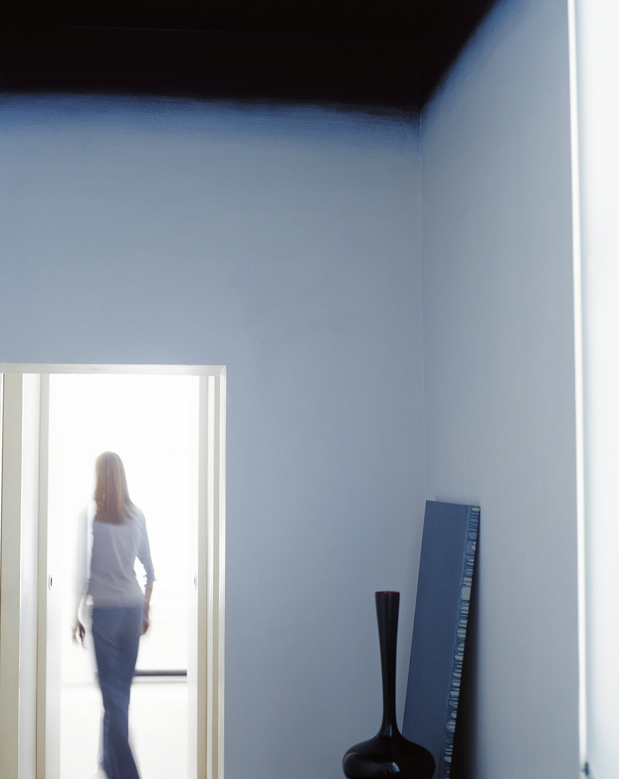 HØYGRADERT: Markér overgangen fra vegg til tak med en mørkere farge. (Foto: Nordsjö)