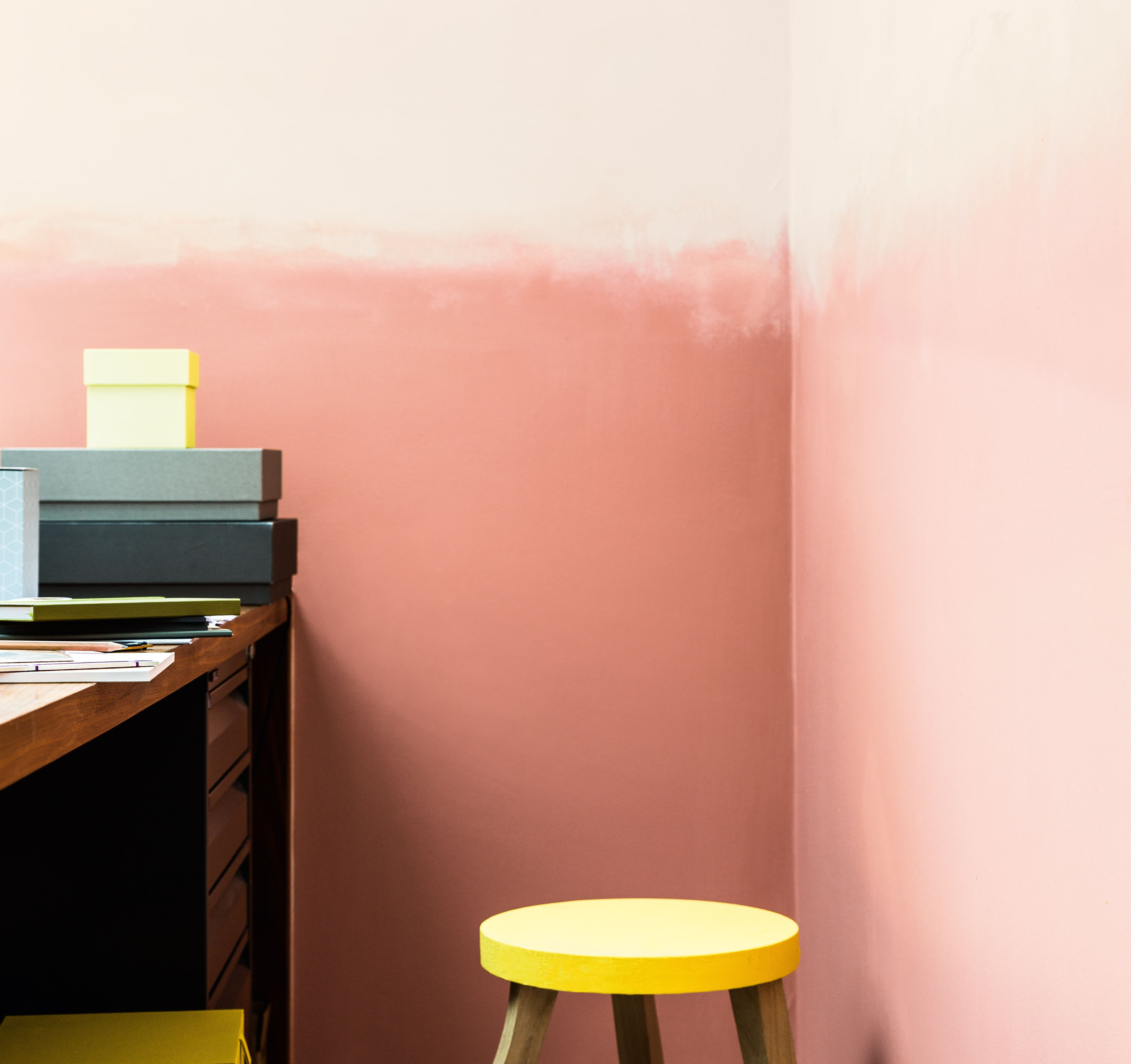 ROLIG RUFS: En roligere, ujevn effekt får du ved bruk av én dekorfarge. (Foto: Nordsjö)