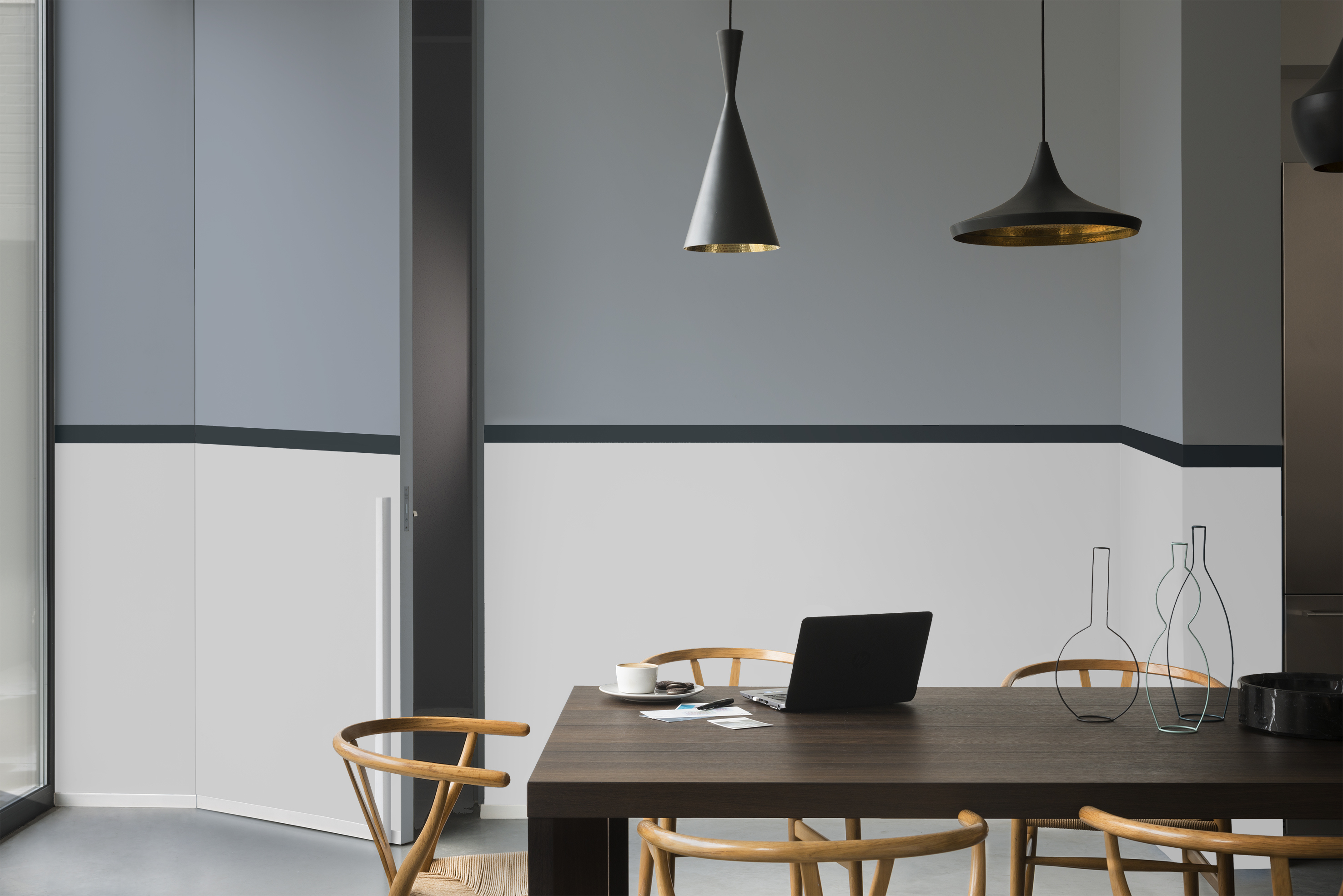 STRIPE: Bruk en mørkere farge øverst, og en enda mørkere som markerer det rette skillet. (Foto: Nordsjö)