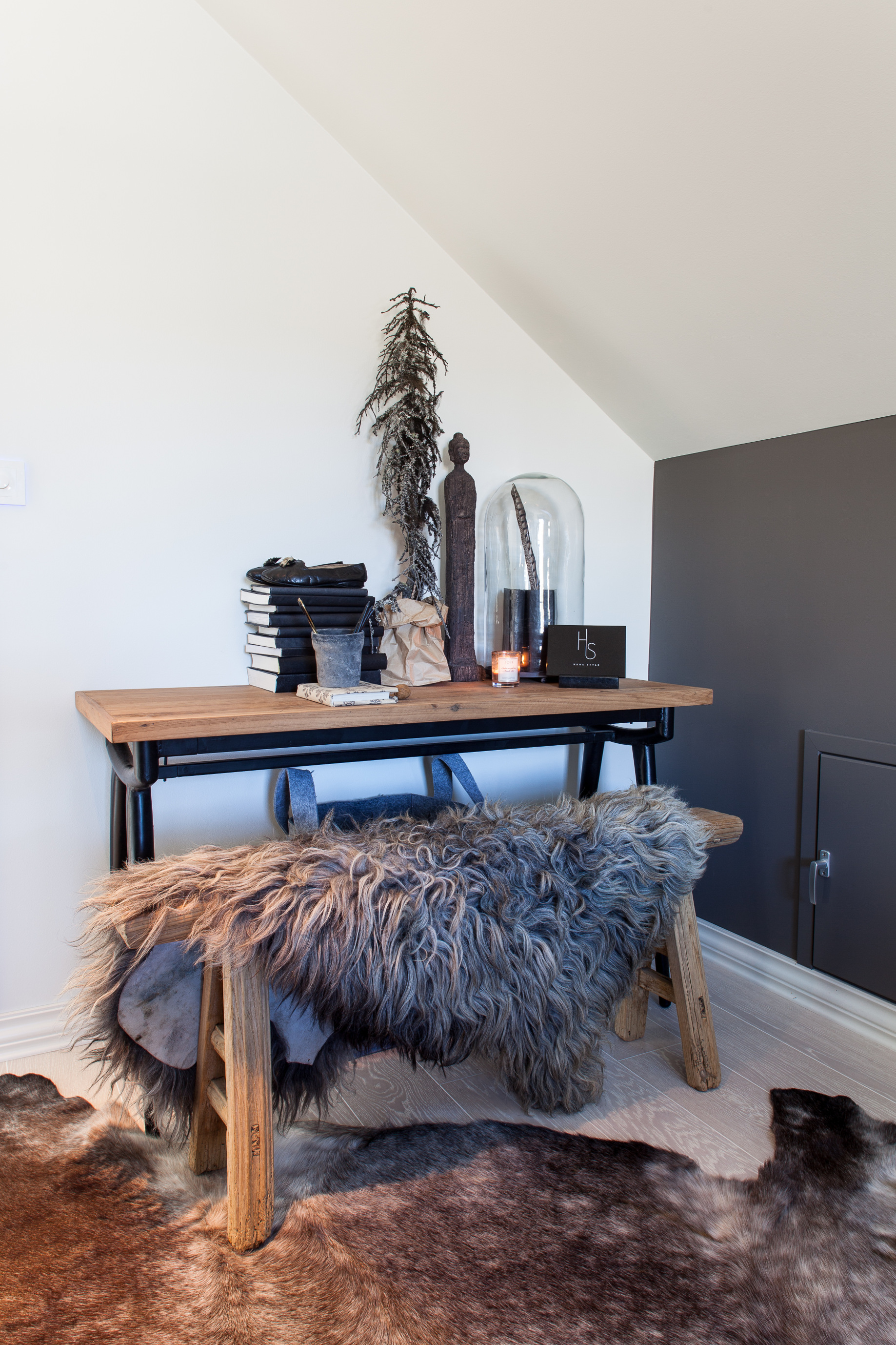 HYGGELIG KROK: Treverk, skinn, bøker og andre gjenstander er samlet til et lite tablå. 