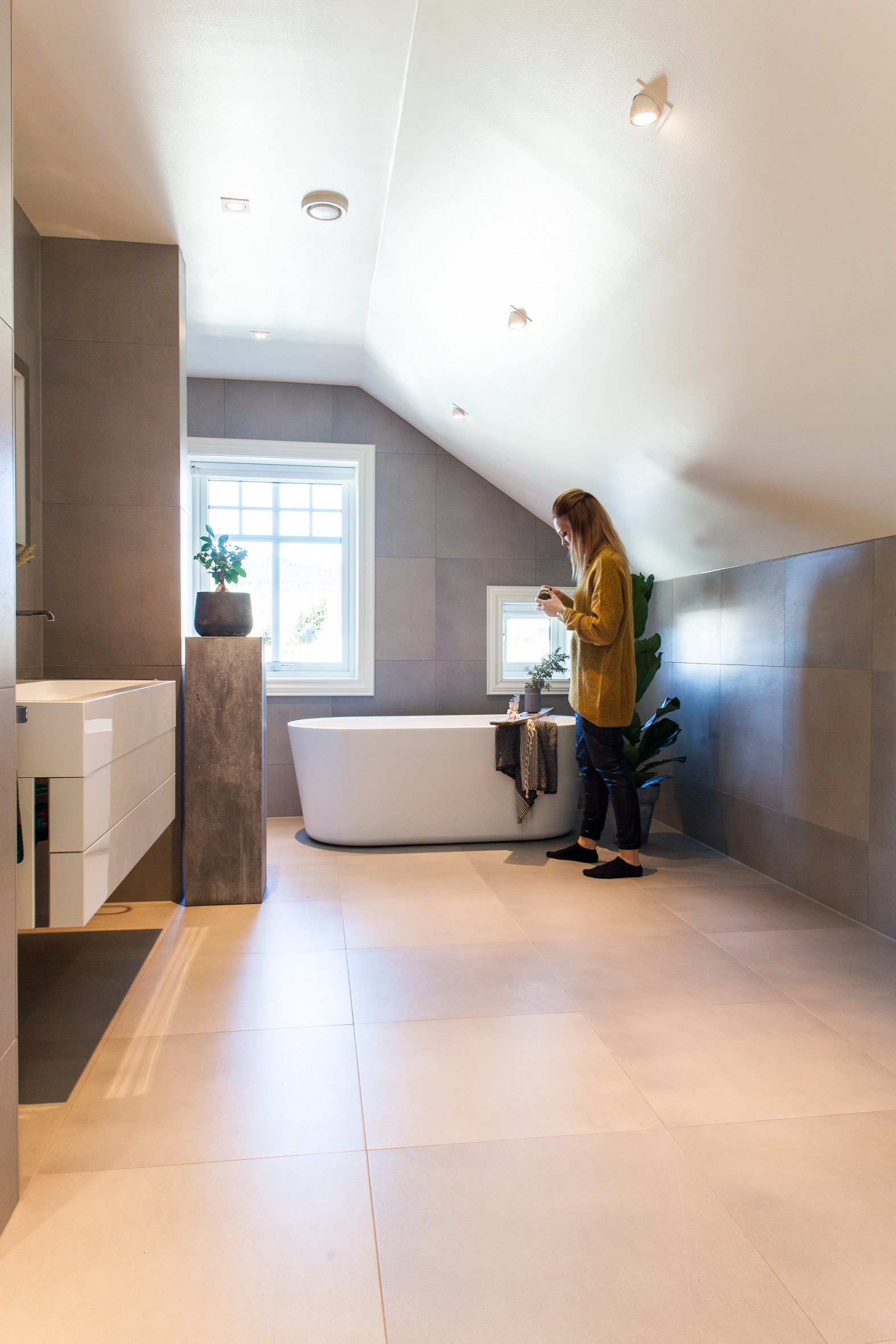 LYSET AVGJ&Oslash;R Vegger og gulv har like fliser. Lyset gj&oslash;r at de fremst&aring;r forskjellig.