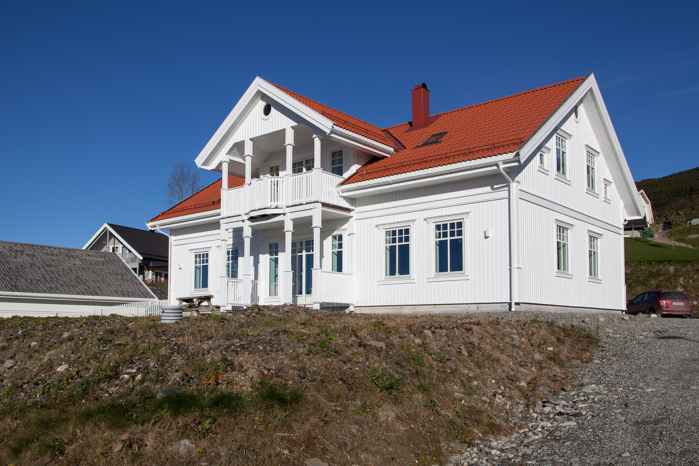 KONTRAST Husets klassiske arkitektur mot det stramme, stilrene interi&oslash;ret gir en spennende og uventet kontrast.