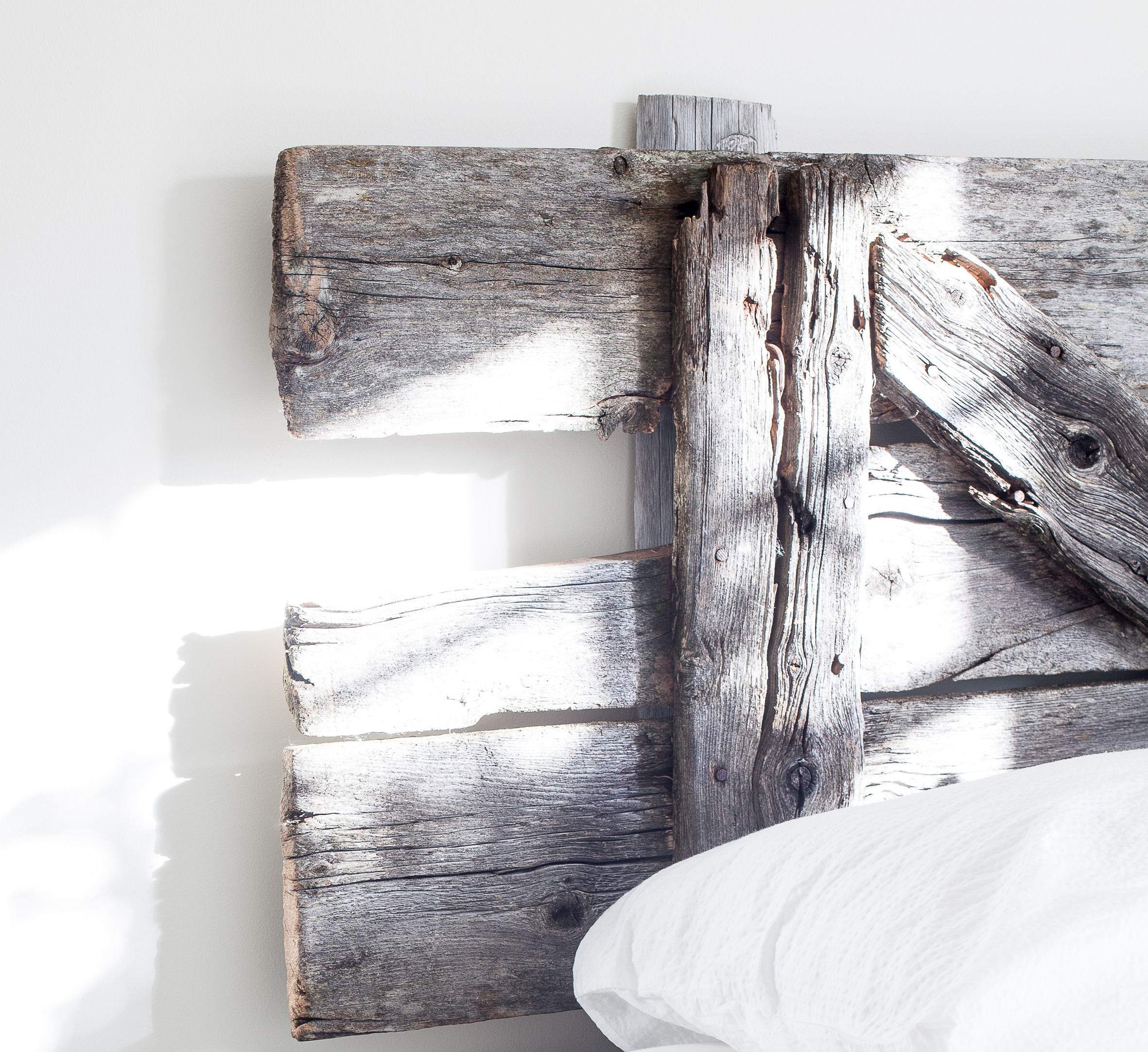 En gammel seterdør har fått ny funksjon, som tøft og lekkert hodegjerde.  