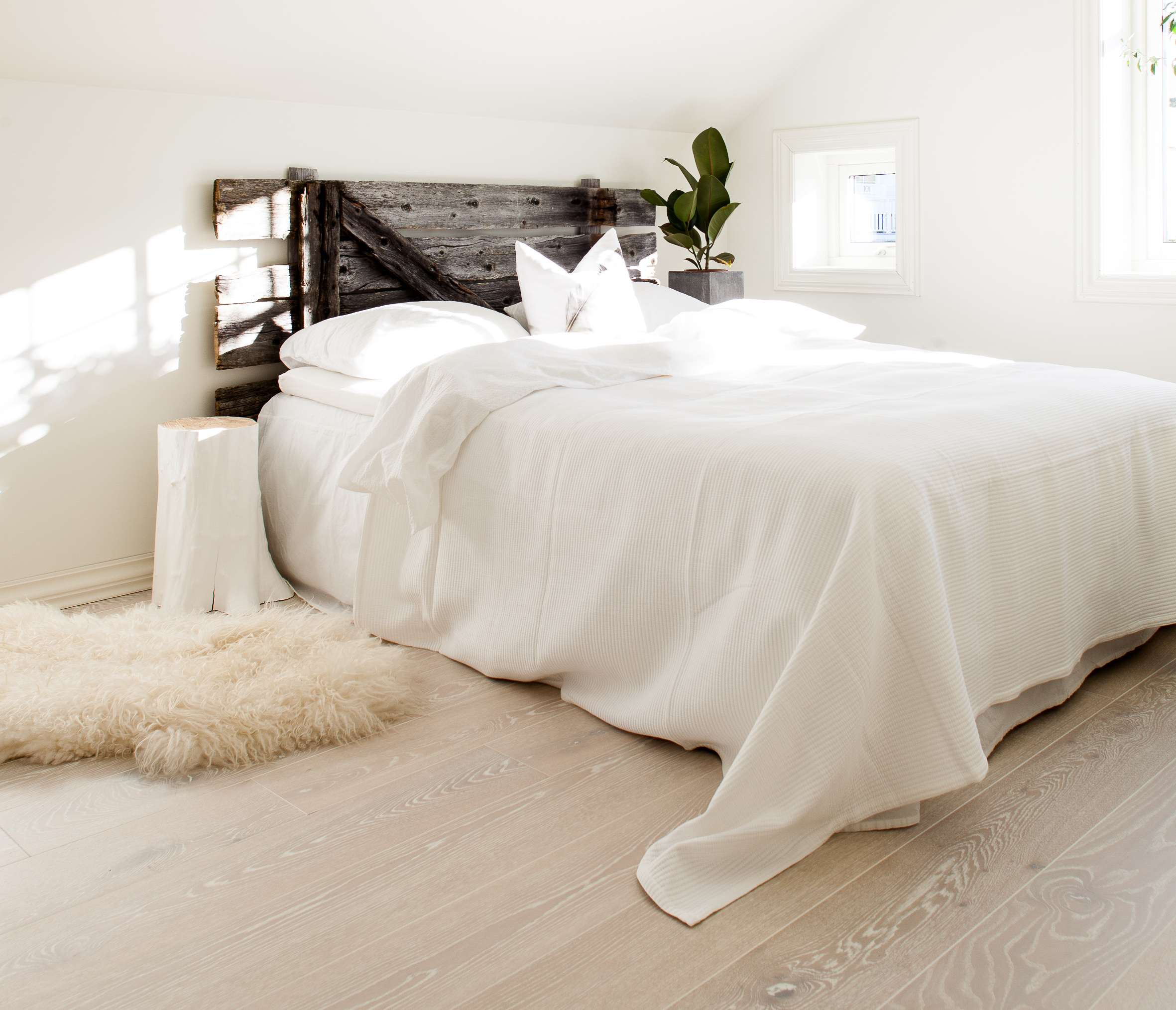 LANDER De hvite flatene brytes av det gamle, sjarmerende treverket.