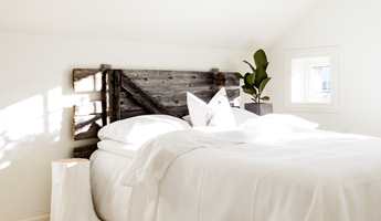 Seterdøren markerer sengen, i spennende kontrast til det hvite.  
