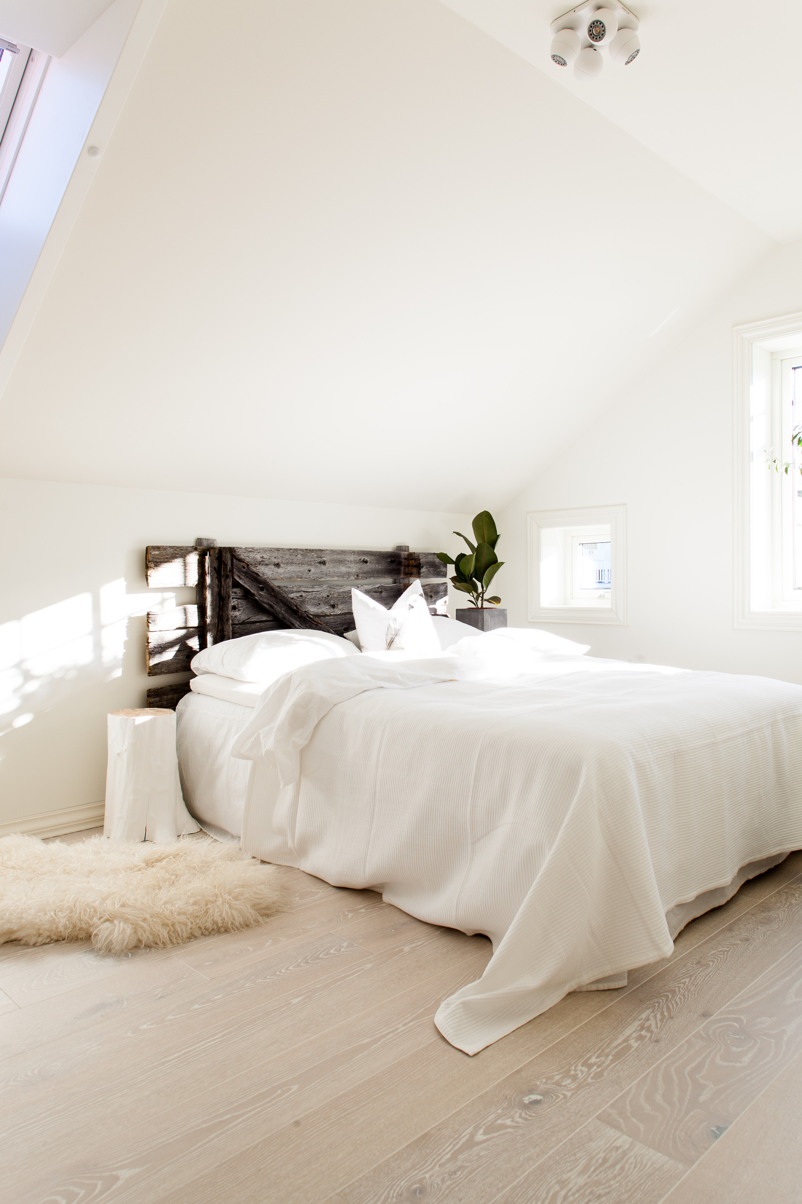 Gulv og sengegavl gir tyngde til de lyse rammene. 