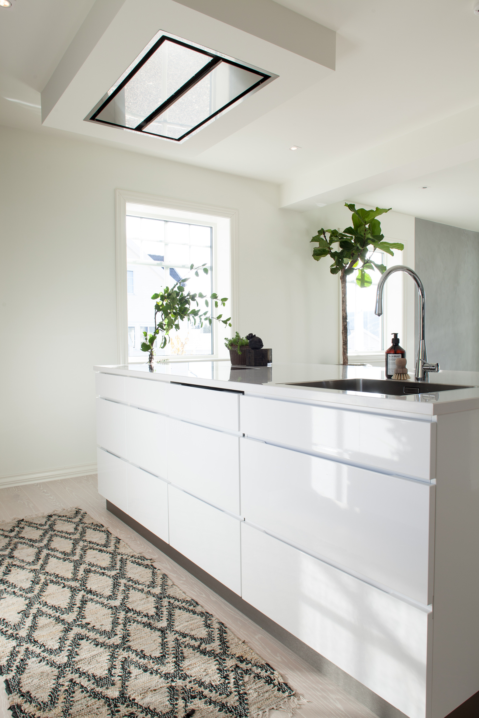 GLANSGRADER &ndash; Vi valgte h&oslash;yglanset kj&oslash;kken, og da er matte vegger perfekt. Glansgradene spiller en stor rolle og skaper spennende kontraster. De hvite veggene er malt i samme gulhvite farge &ndash; en fin bakgrunnsfarge for v&aring;rt interi&oslash;r, sier Hana Opsahl.