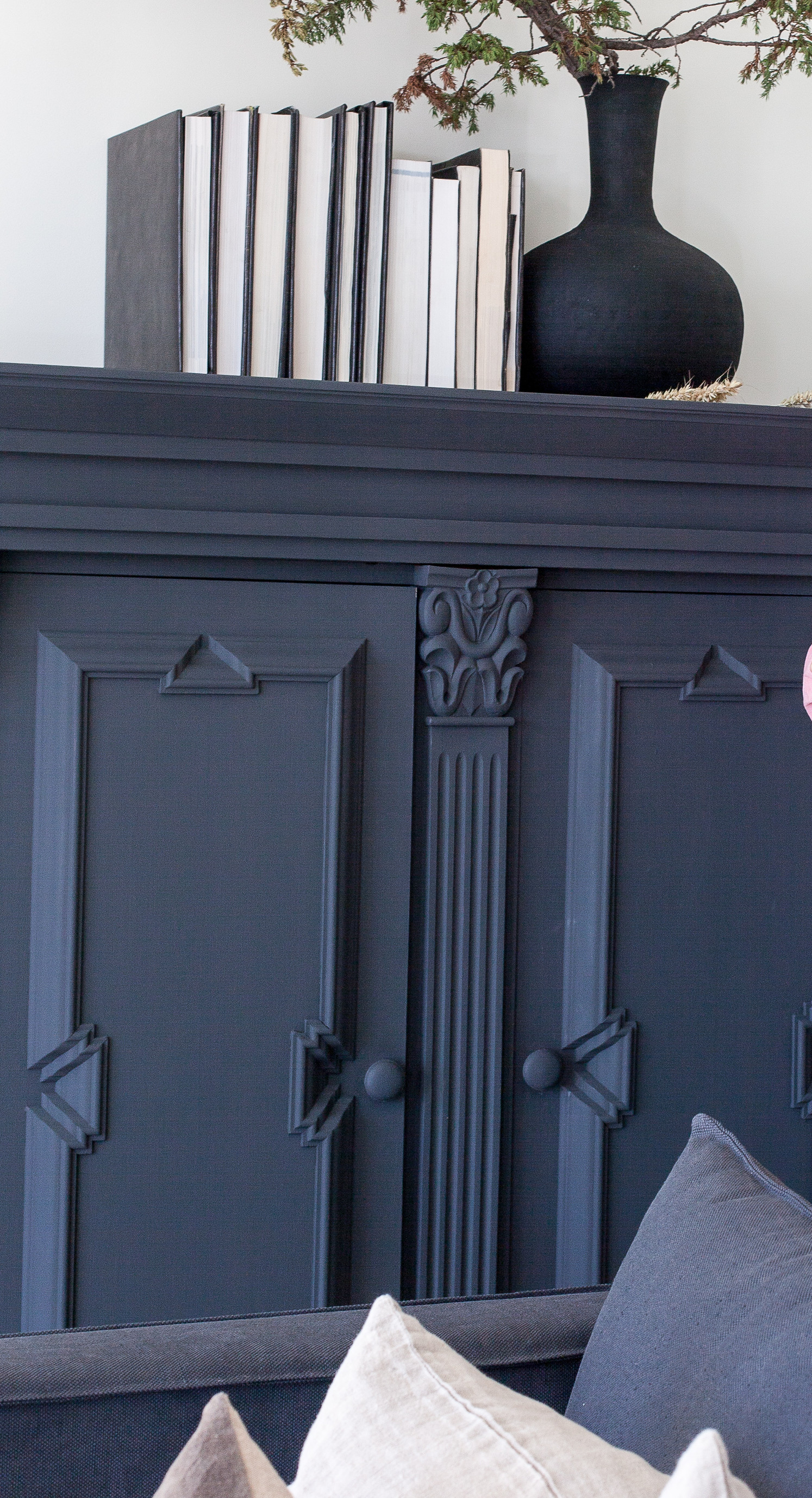 Et gammelt lintøyskap ble malt med matt kalkmaling, og skiftet utseende fullstendig. Lekkert!