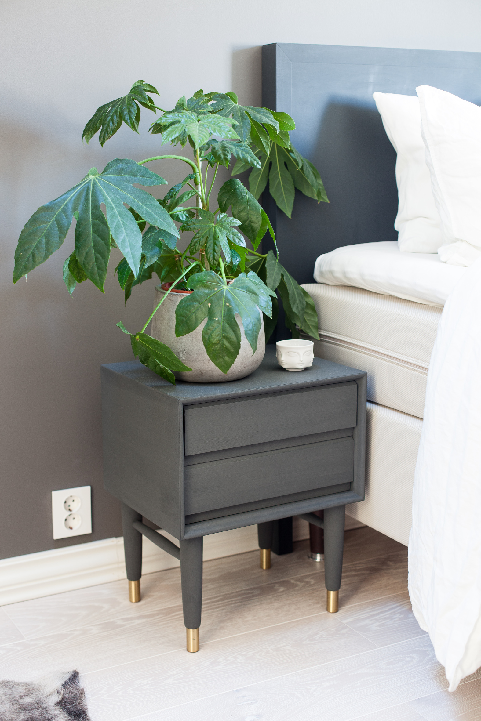 NYGAMMELT Fra sliten teak til t&oslash;ft og gr&aring;tt &ndash; utrolig hva litt gr&aring; kalkmaling kan utrette!