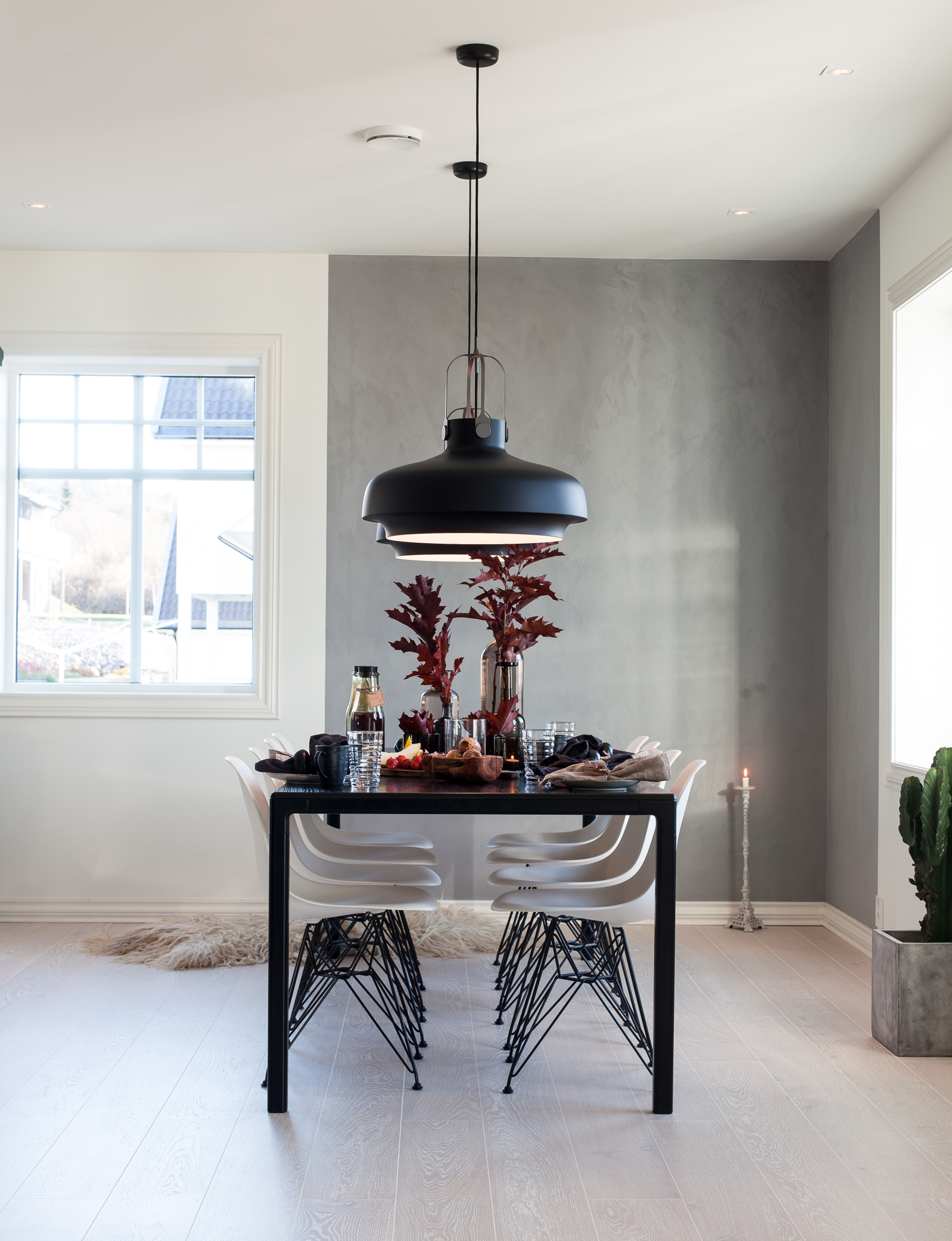 VEL BEKOMME Det skulle v&aelig;re en smal sak &aring; nye maten her&hellip; Veggene i hj&oslash;rnet har f&aring;tt en elefantfarget gr&aring;nyanse, som gir en spennende effekt og markerer spisedelen av rommet.