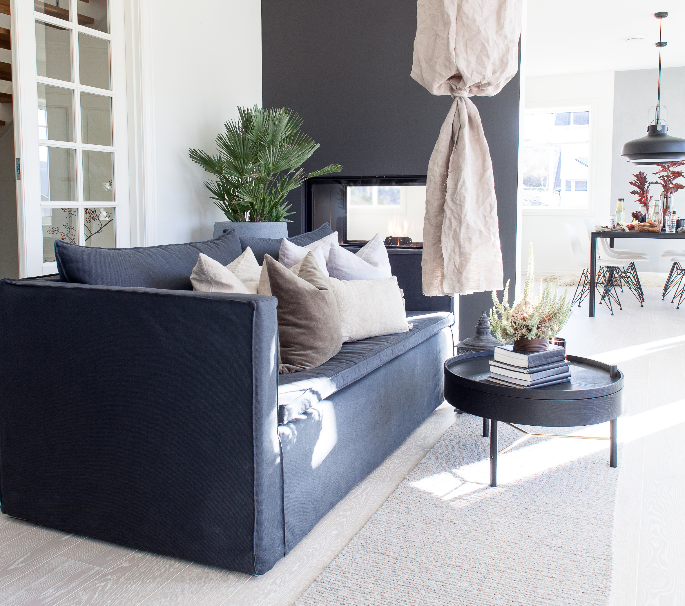 Stue med mørke detaljer