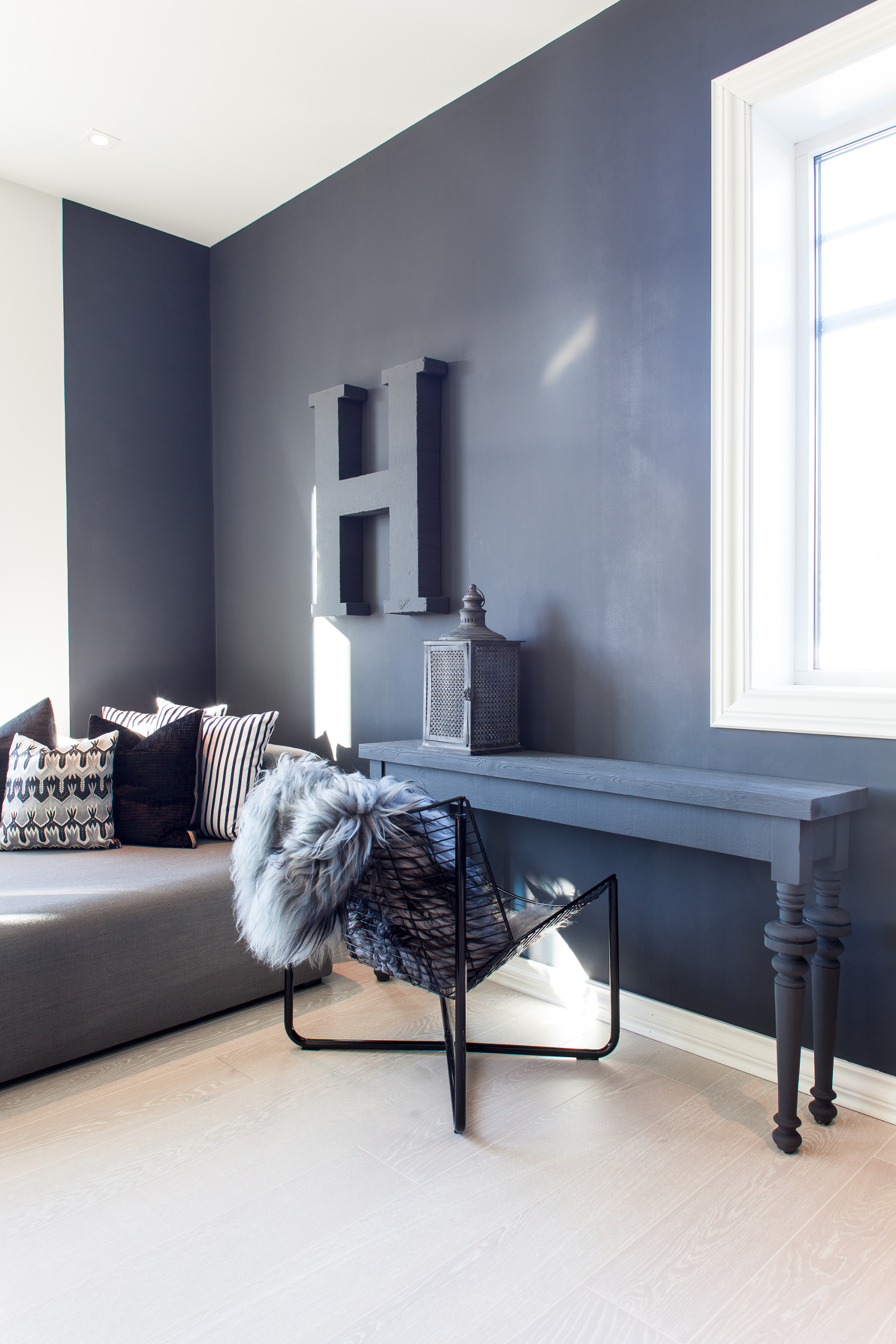 M&Oslash;RKE FARGER M&oslash;rke innslag oppf&oslash;rer seg forskjellig i forhold til omgivelser og underlag. M&oslash;rkt p&aring; hvitt skaper kontraster, mens m&oslash;rkt p&aring; m&oslash;rkt skaper spennende dybde. Her i stuen er det brukt samme matte, m&oslash;rkgr&aring; kalkmaling p&aring; vegg og bord.