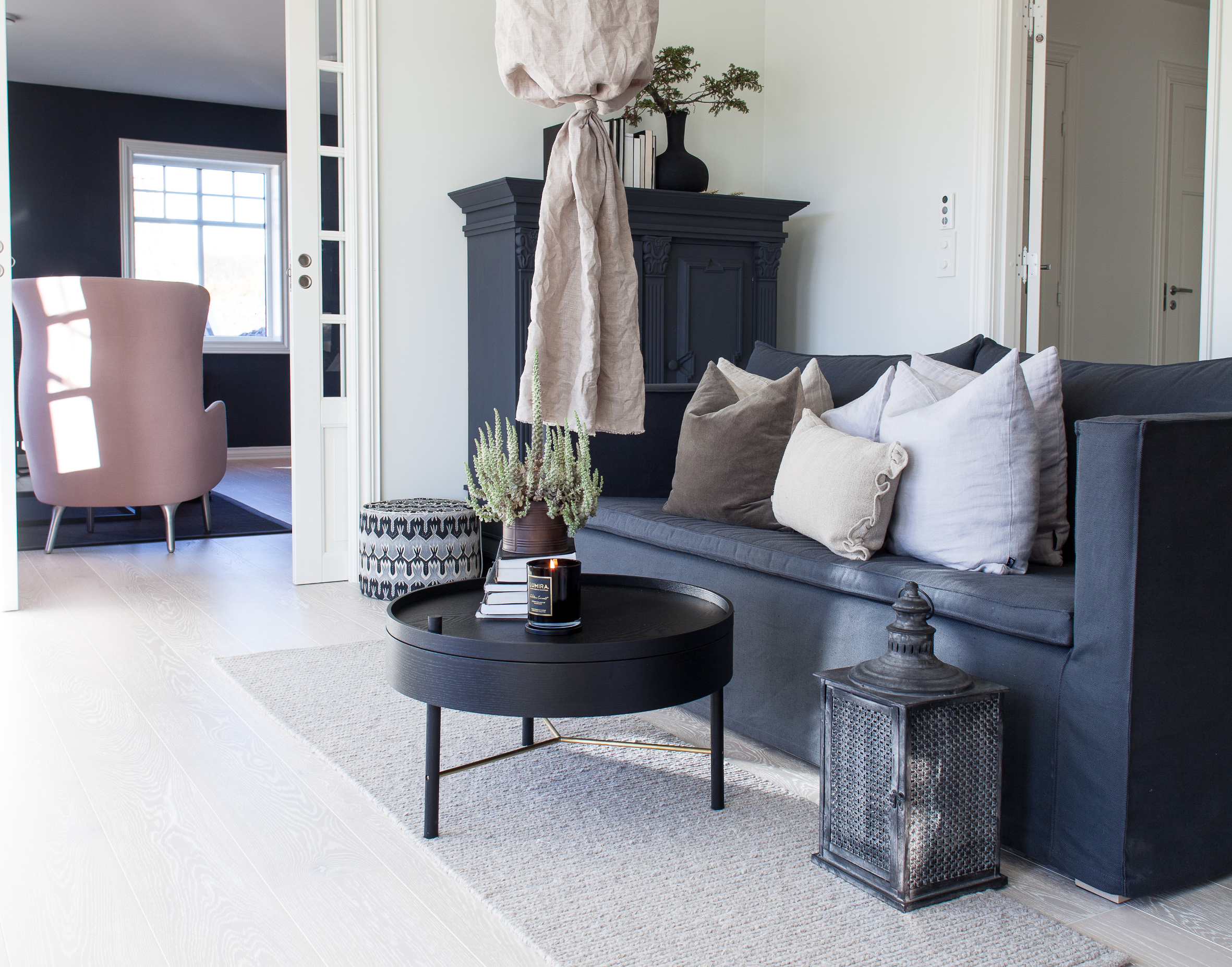 OMVENDT Her er de m&oslash;rke fargene balansert ved at de tilst&oslash;tende stuene har omvendte farger, med lyse vegger mot m&oslash;rke m&oslash;bler, og m&oslash;rke vegger mot lyse m&oslash;bler. Lint&oslash;yskapet fikk samme matte kalkmaling som naborommet, og det med utrolig lekkert resultat!