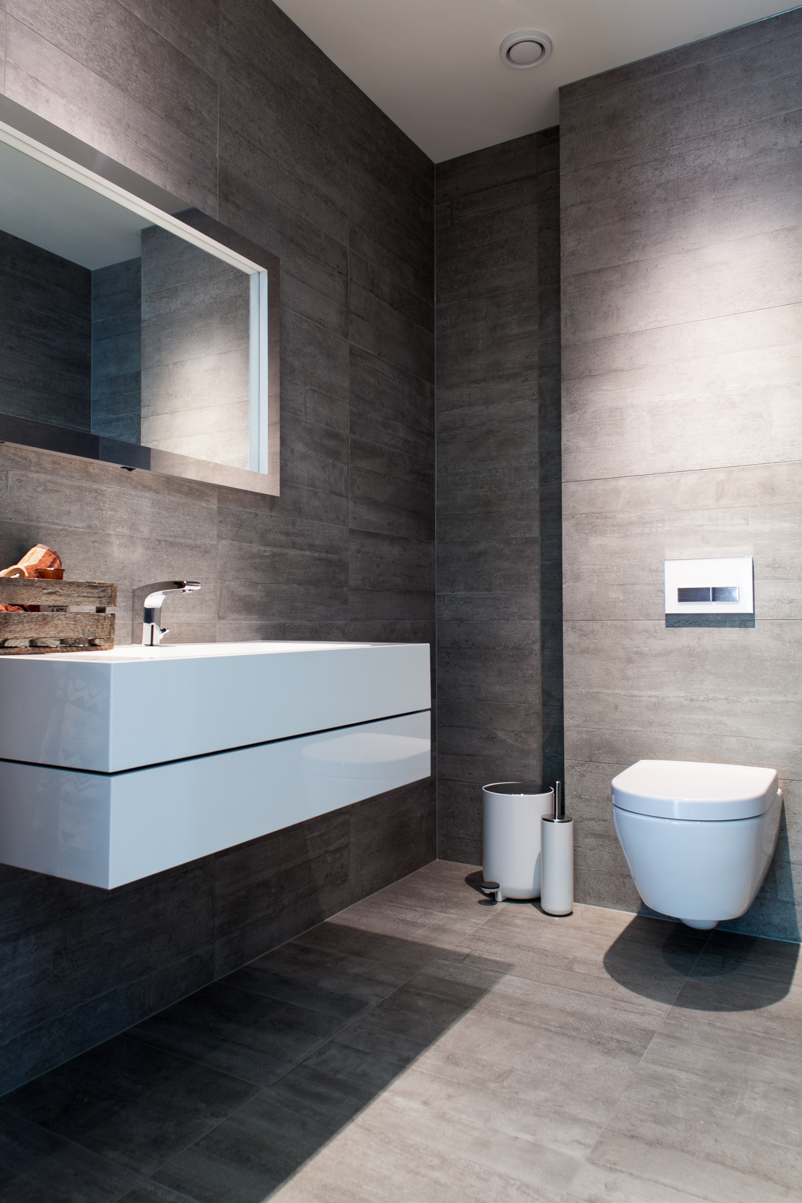 ELEGANT Toalettrommet har ogs&aring; like fliser p&aring; vegg og gulv.