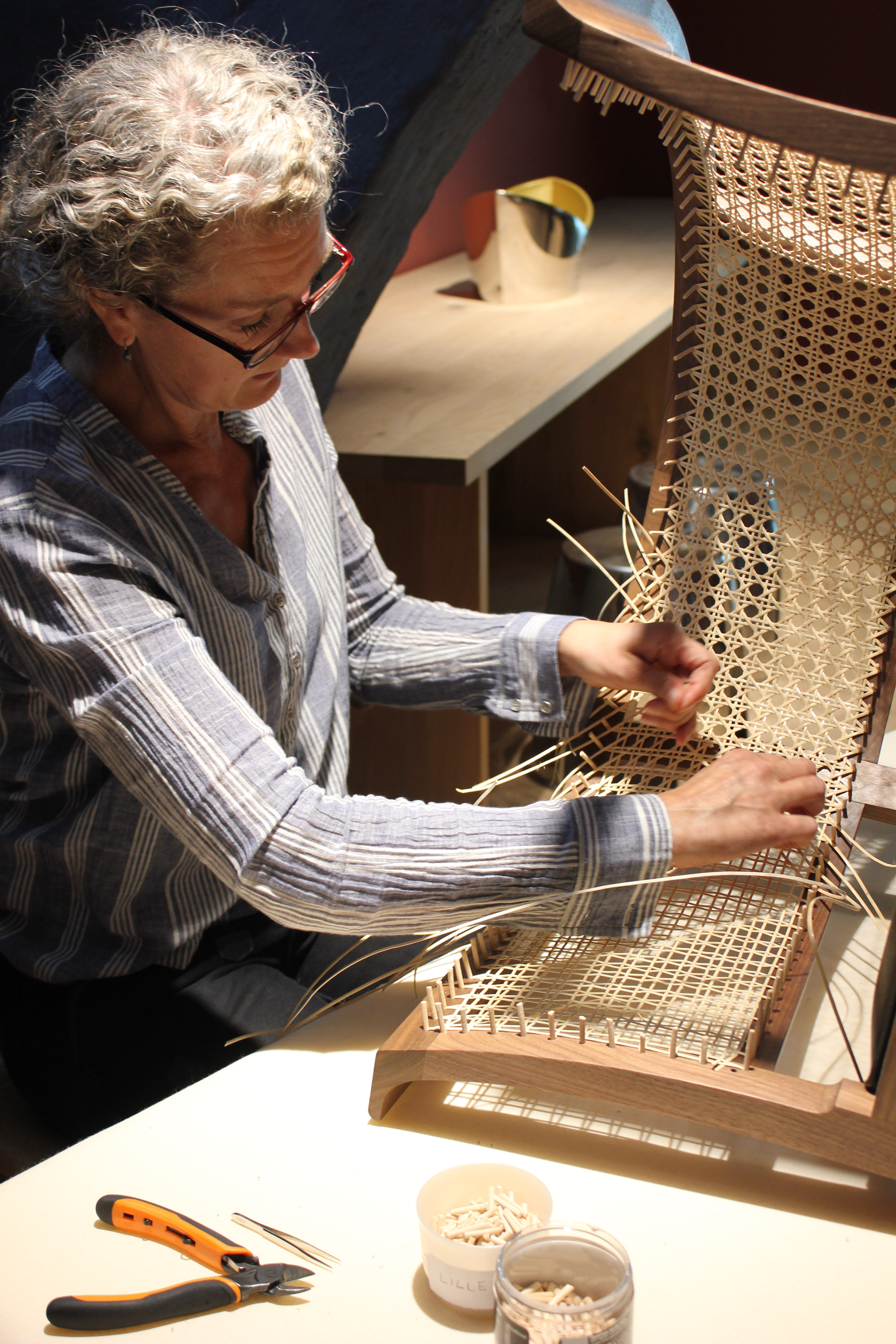 Et tegn i tiden er vår økende fascinasjon av hvordan ting blir til. Hos Robert Tandberg skapte kyndige hender stolkunst. Faabord Stolen som ble designet av Kaare Klnt for 100 år siden er aktuell som aldri før.