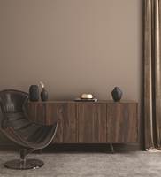 Ton-i-ton, lunt og hyggelig  med fargen Rakle på vegger, kombinert med møbler i ulike sjatteringer av brunt, velurgardin i brukt og brunt teppe på gulvet. 