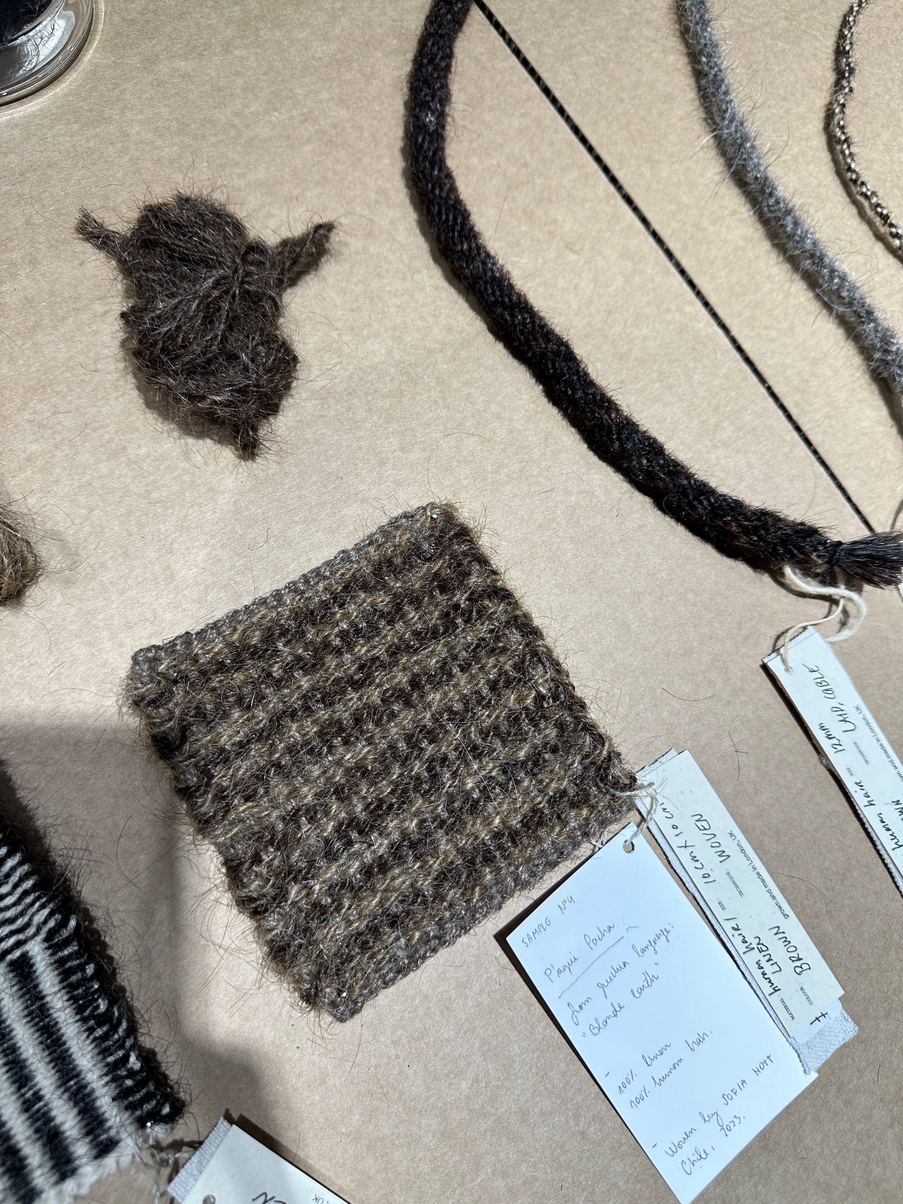 grå firkant tekstil strikk