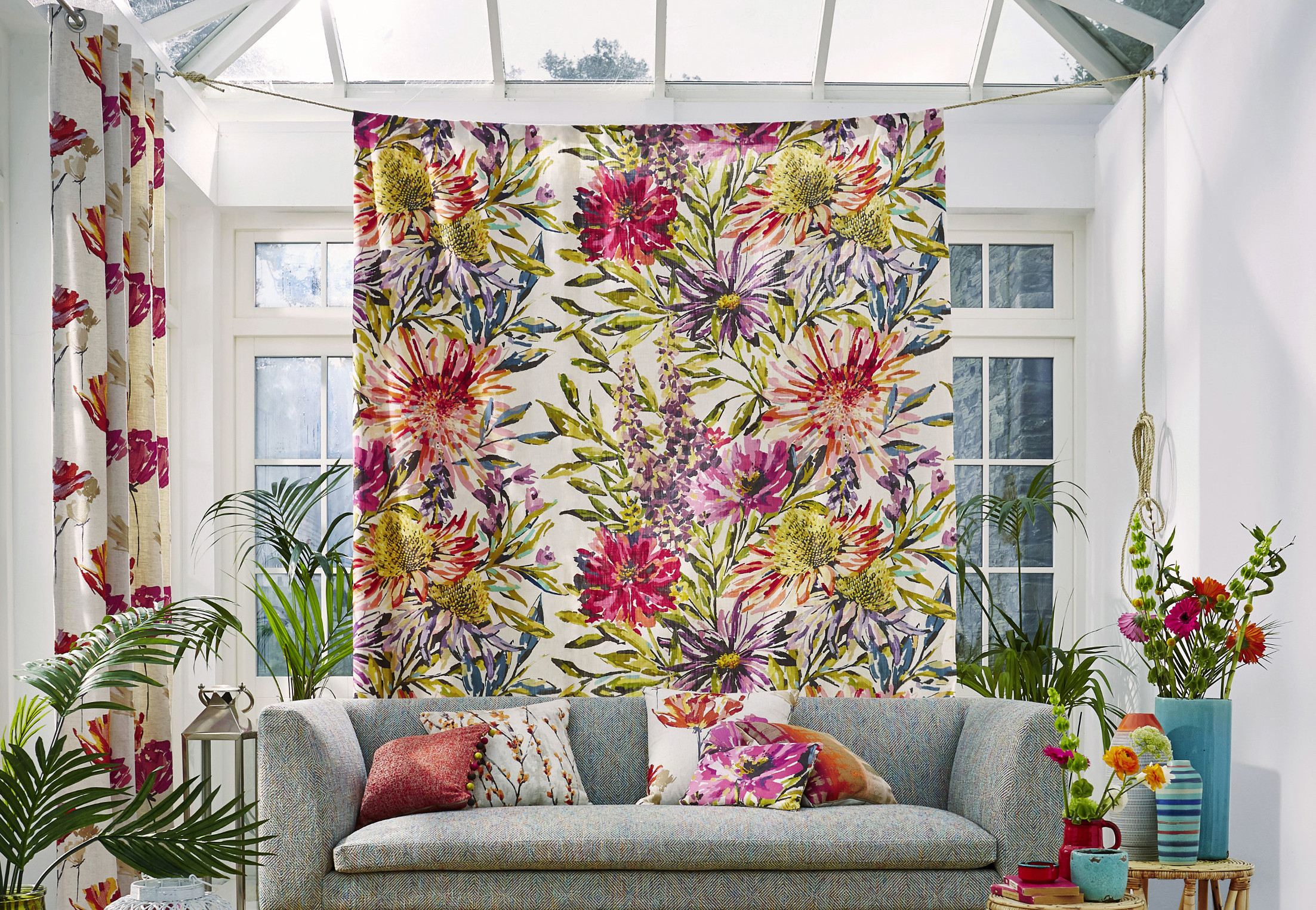 HAMPETAU: Harlequin har vært i det lekne hjørnet og hengt opp et dekorativt tekstil med hampetau strukket mellom to kroker. Tapethuset har tekstilene.