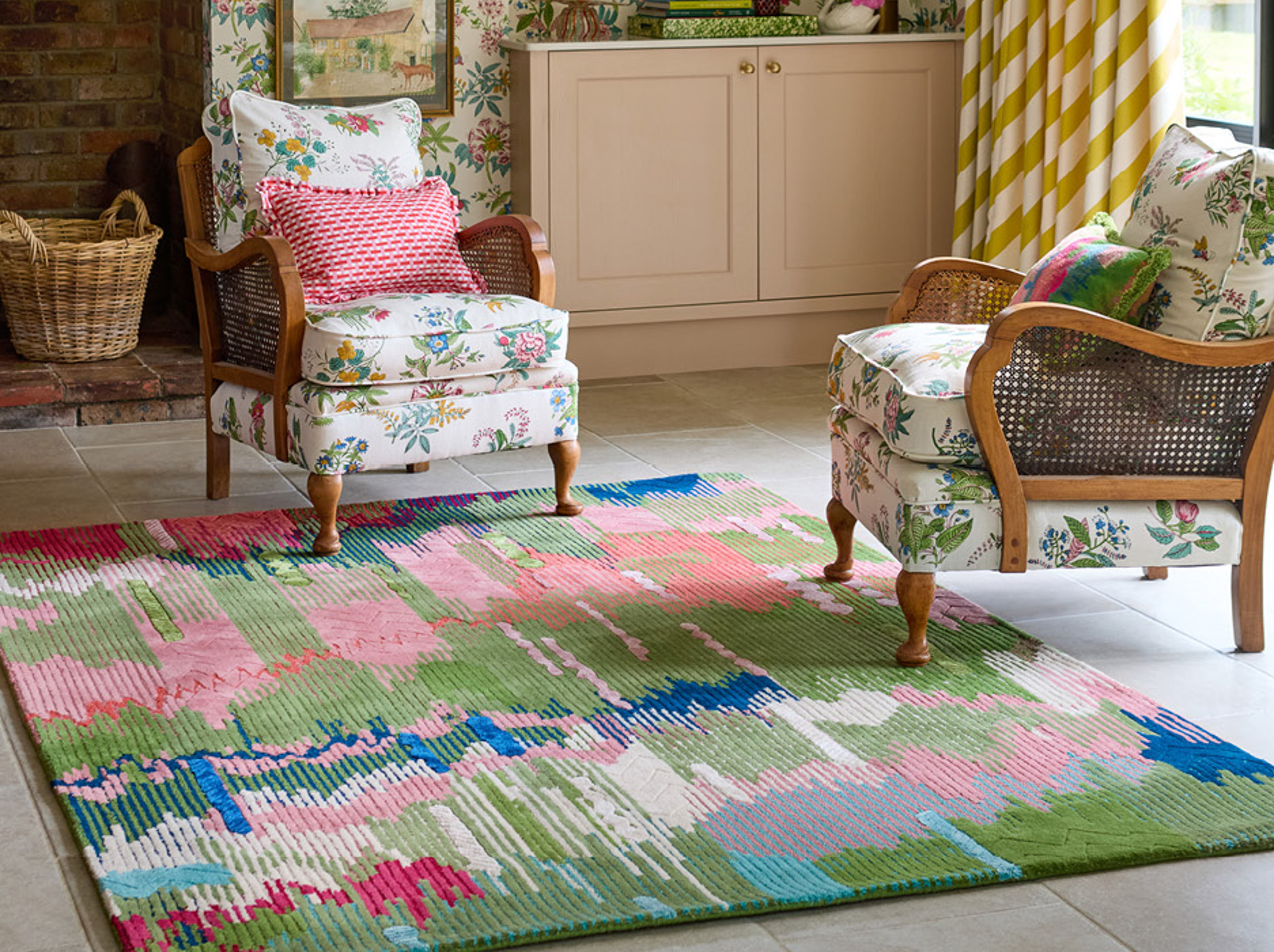 Kom ut av den beige boksen med fargerike tepper 