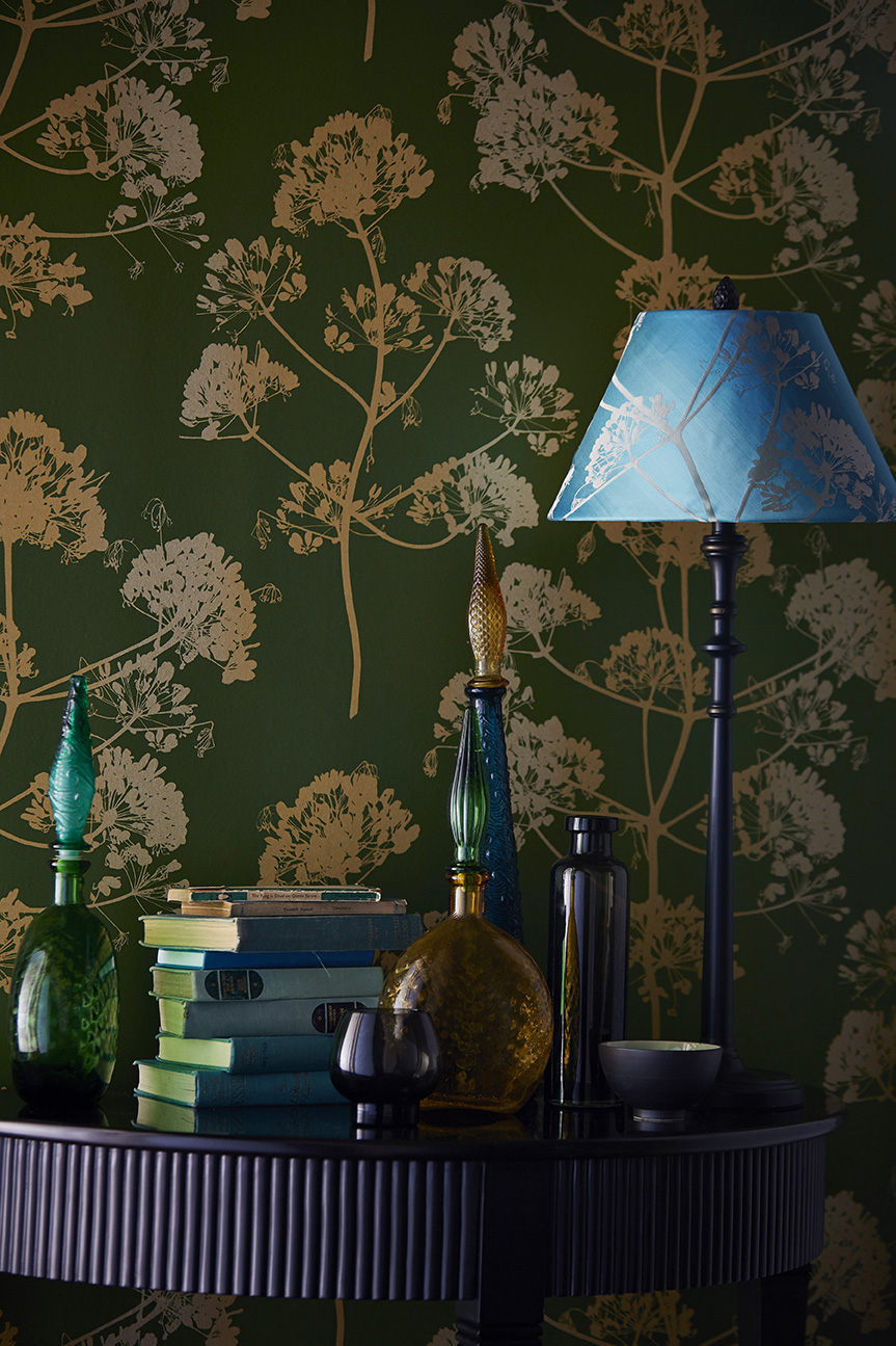 FLERFARGET: Ved å variere hovedfargen fra rom til rom, får hvert rom ulik karakter. Dyp grønn er et harmonisk følge til dyp blå. Velg farger som er like sortaktige og piff opp med små kontraster. Tapetet er fra Harlequin/Tapethuset. (Foto: Tapethus
