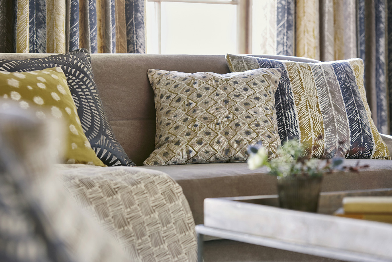 Tekstiler i alle varianter gir stua et personlig preg og en sofa du har lyst til å krype opp i. Her er tekstiler fra Tapethuset.